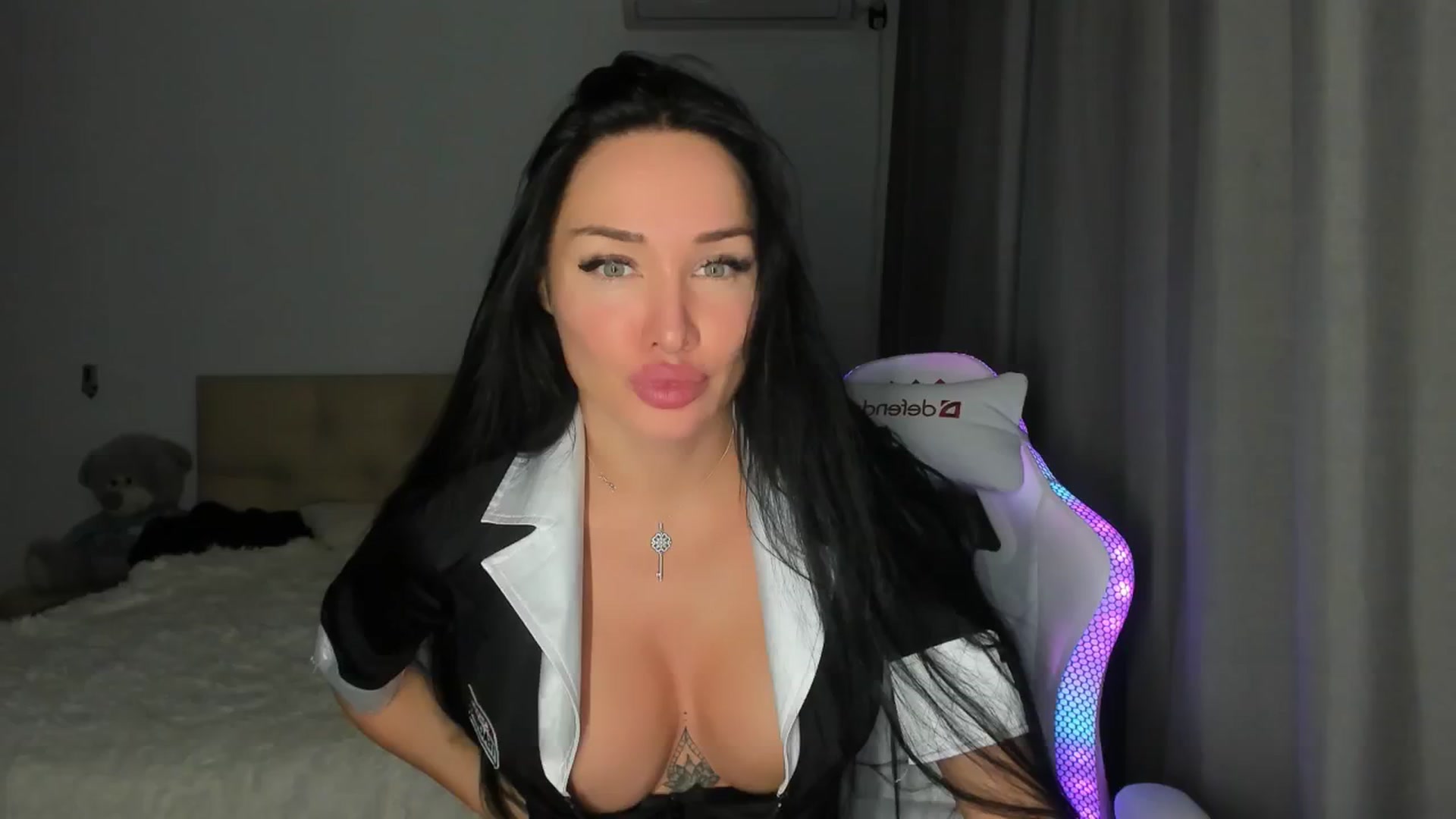 Gallery image thumbnail from HOLLYWOOD_USA's myfreecams stream on, 10/13/2024, 21:38 image 1 of 20