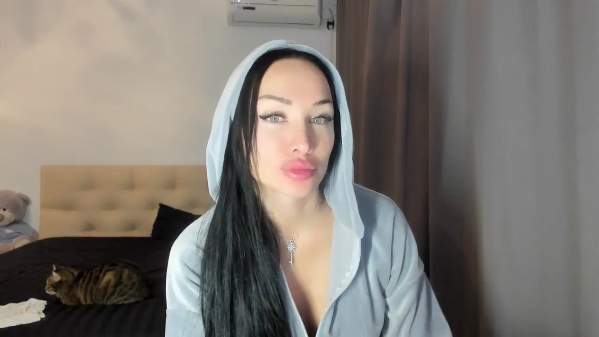 Gallery image thumbnail from HOLLYWOOD_USA's myfreecams stream on, 10/24/2024, 16:01 image 7 of 20