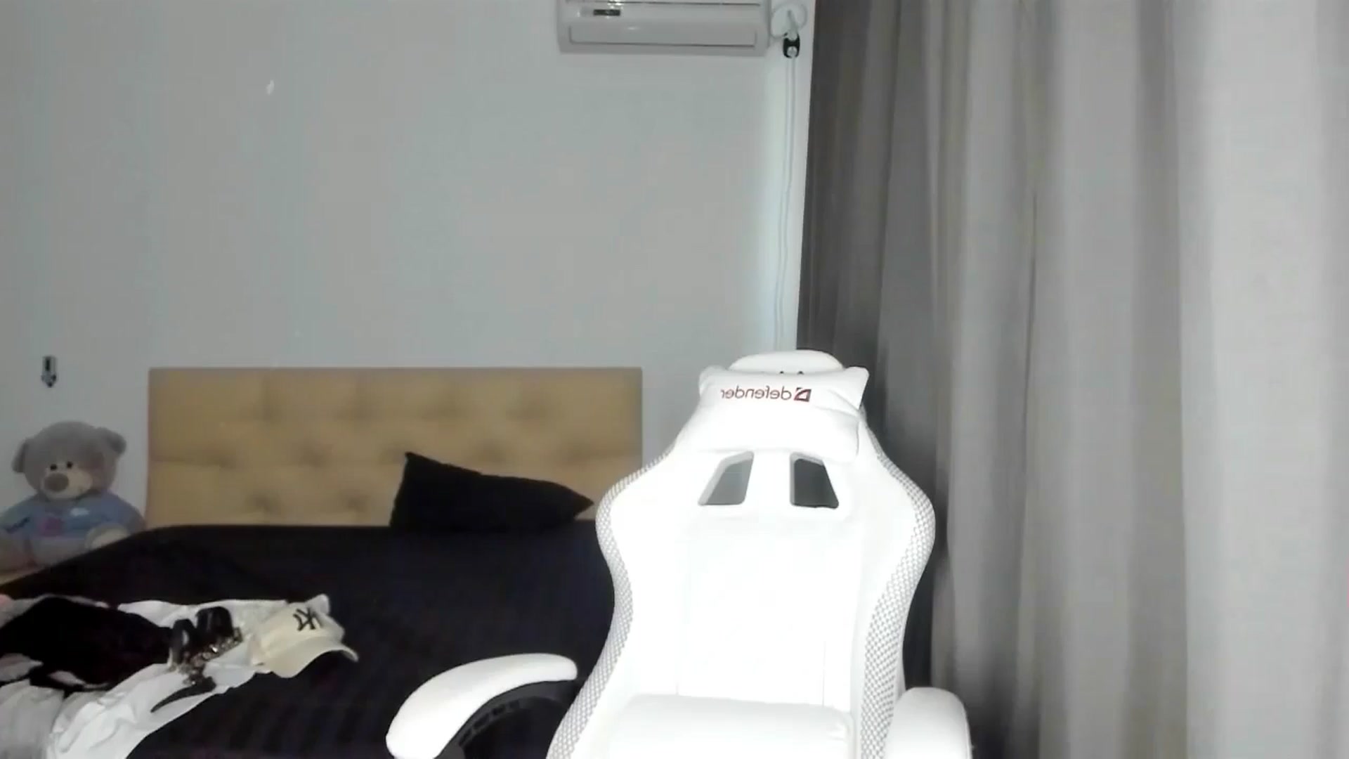 Gallery image thumbnail from HOLLYWOOD_USA's myfreecams stream on, 10/25/2024, 10:33 image 13 of 20
