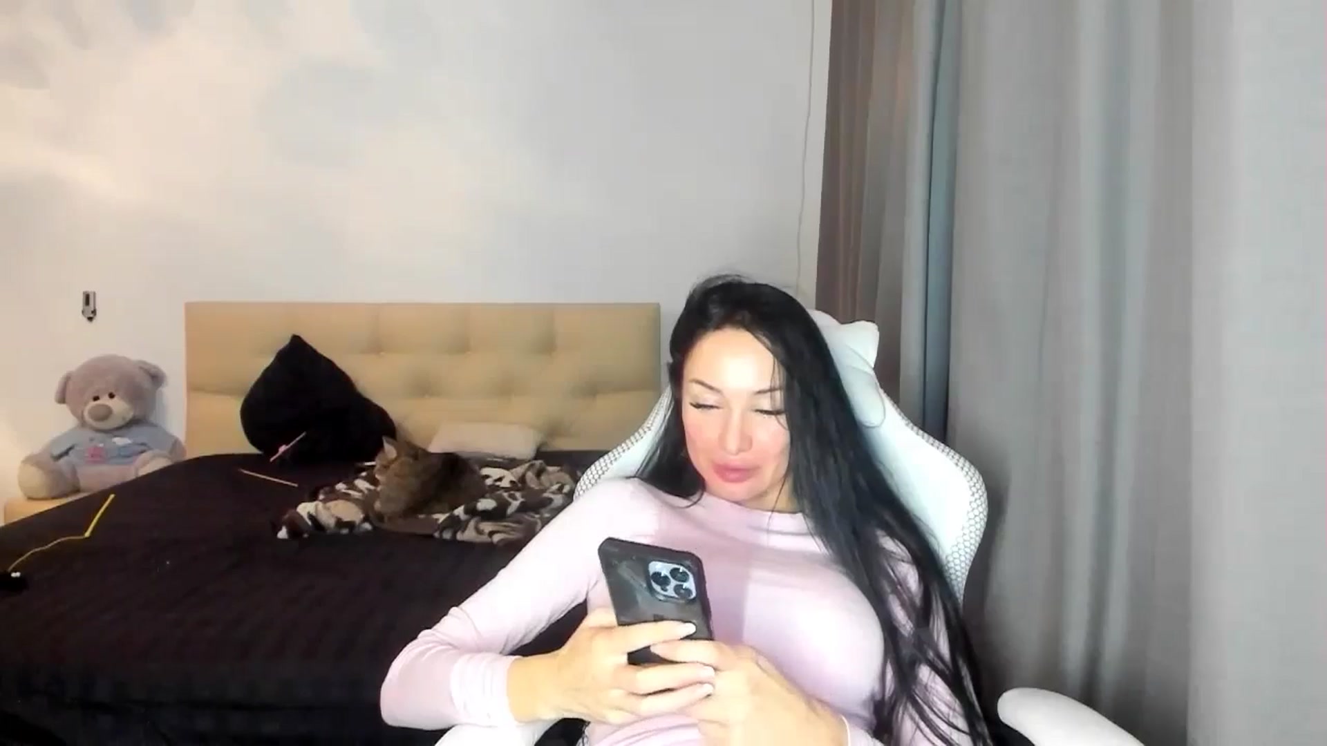 Gallery image thumbnail from HOLLYWOOD_USA's myfreecams stream on, 10/26/2024, 18:26 image 4 of 20