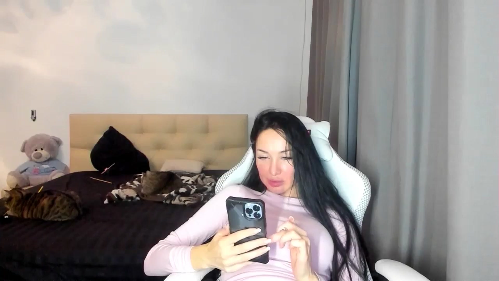 Gallery image thumbnail from HOLLYWOOD_USA's myfreecams stream on, 10/26/2024, 18:26 image 6 of 20