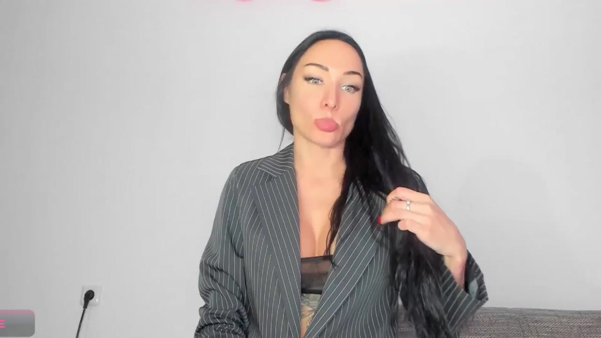 Gallery image thumbnail from HOLLYWOOD_USA's myfreecams stream on, 11/11/2024, 22:06 image 18 of 20