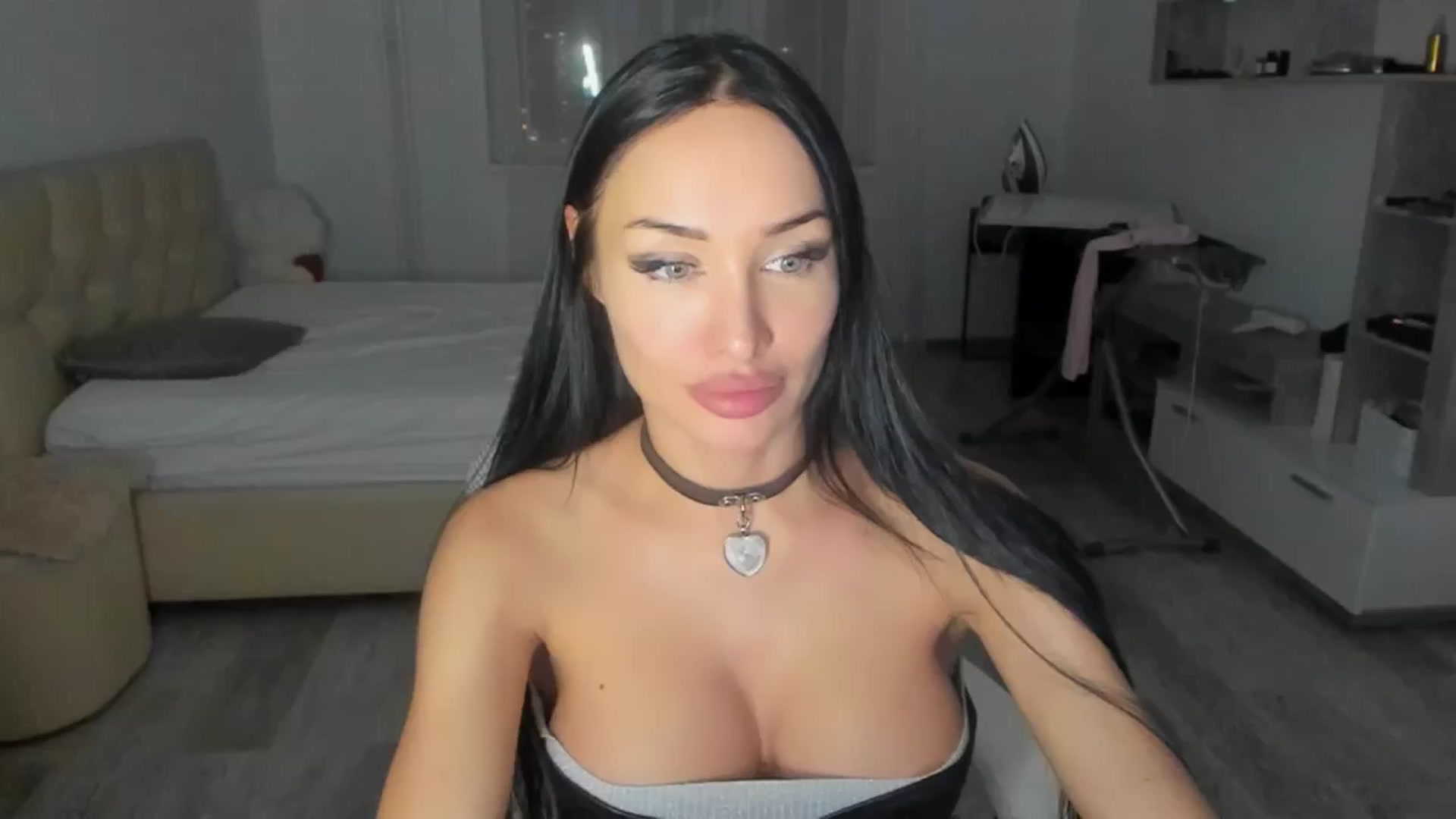 Gallery image thumbnail from HOLLYWOOD_USA's myfreecams stream on, 11/25/2024, 16:15 image 7 of 20