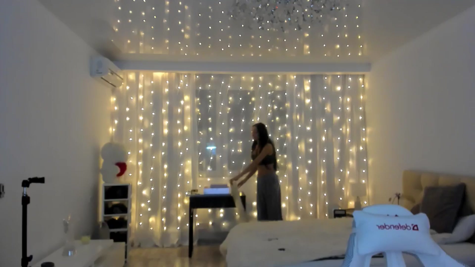 Gallery image thumbnail from HOLLYWOOD_USA's myfreecams stream on, 12/10/2024, 16:42 image 18 of 20