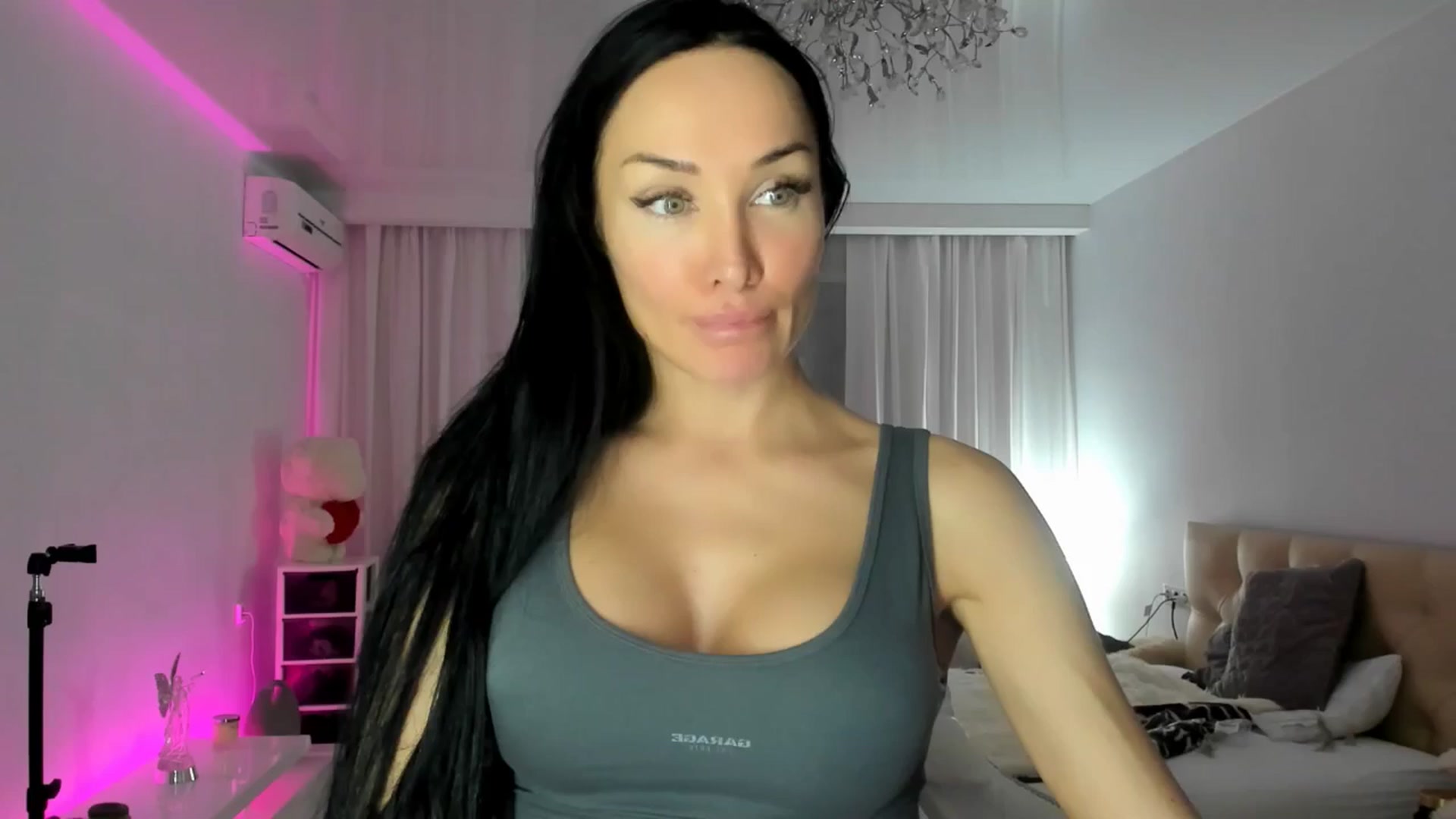 Gallery image thumbnail from HOLLYWOOD_USA's myfreecams stream on, 12/10/2024, 16:42 image 1 of 20
