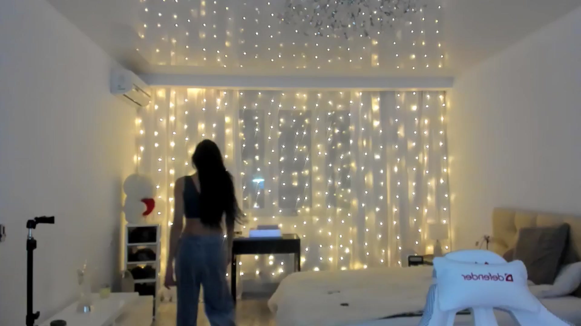 Gallery image thumbnail from HOLLYWOOD_USA's myfreecams stream on, 12/10/2024, 16:42 image 19 of 20