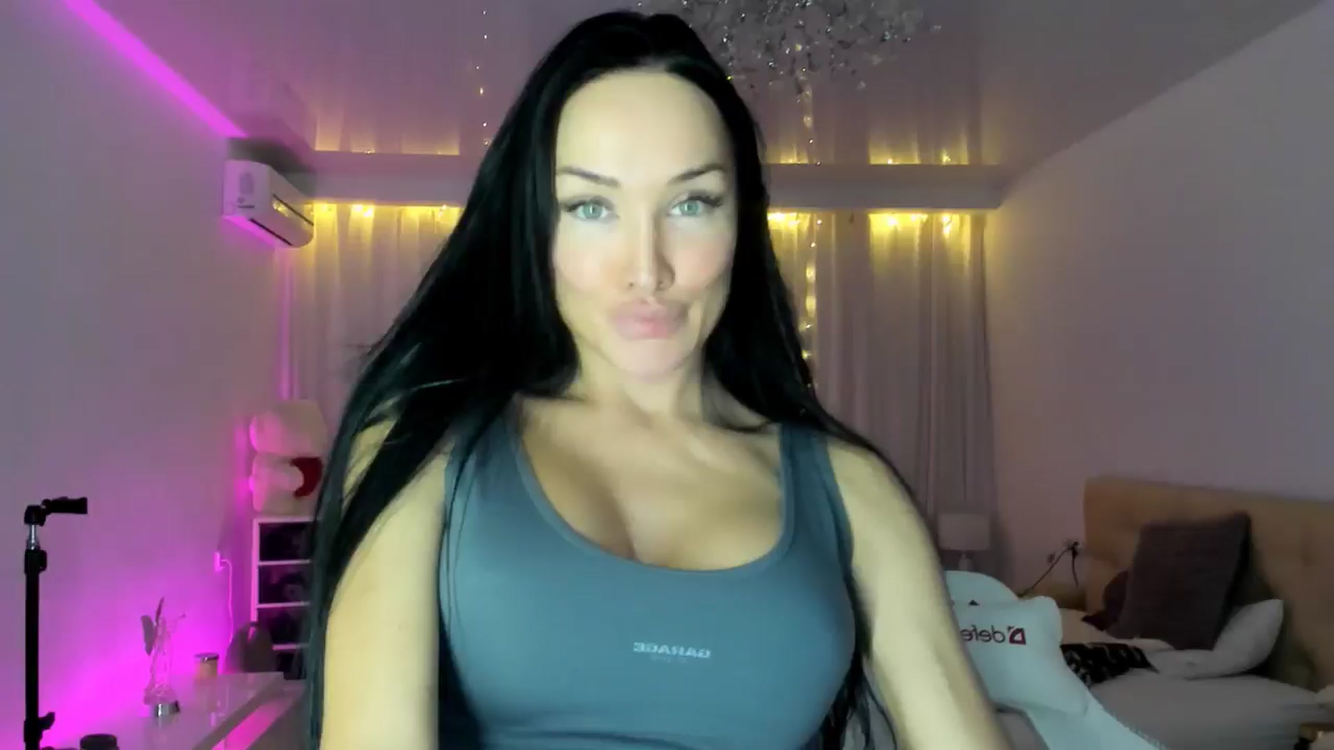 Gallery image thumbnail from HOLLYWOOD_USA's myfreecams stream on, 12/10/2024, 16:42 image 6 of 20
