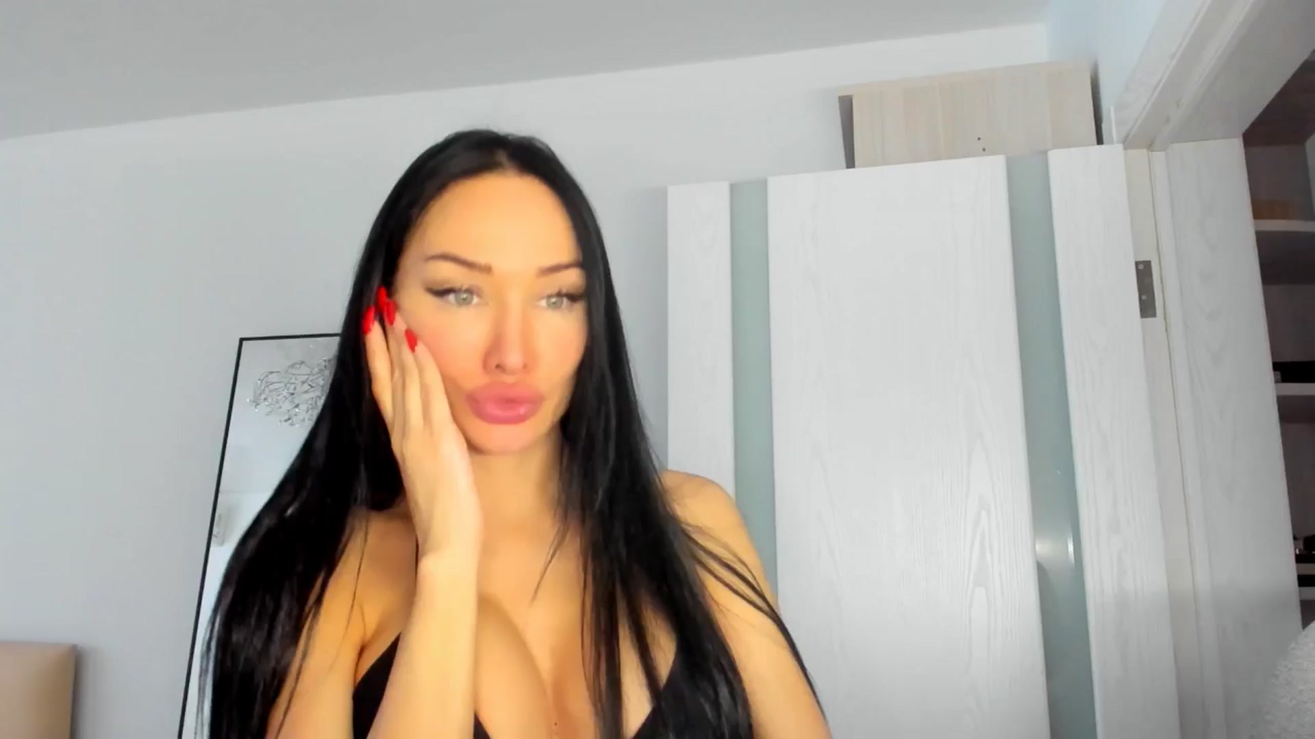 Gallery image thumbnail from HOLLYWOOD_USA's myfreecams stream on, 12/19/2024, 08:55 image 16 of 20