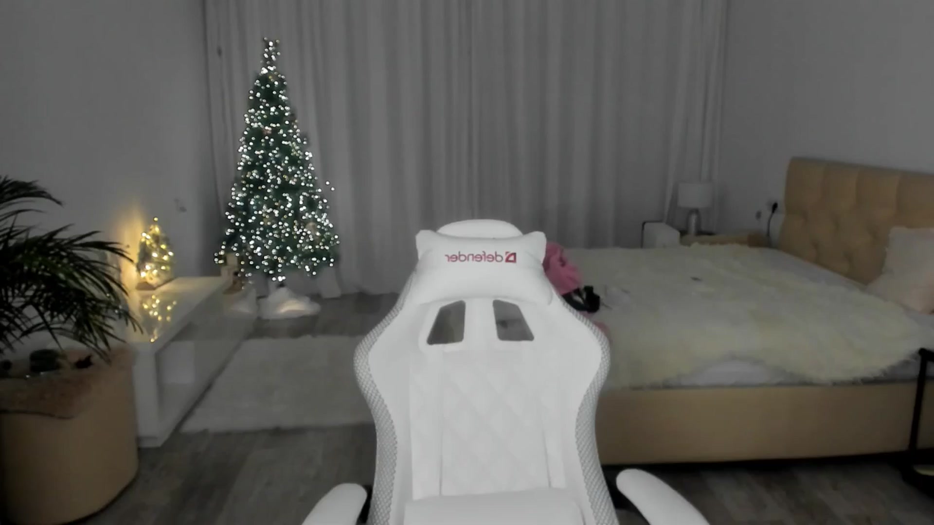 Gallery image thumbnail from HOLLYWOOD_USA's myfreecams stream on, 12/19/2024, 18:03 image 9 of 20