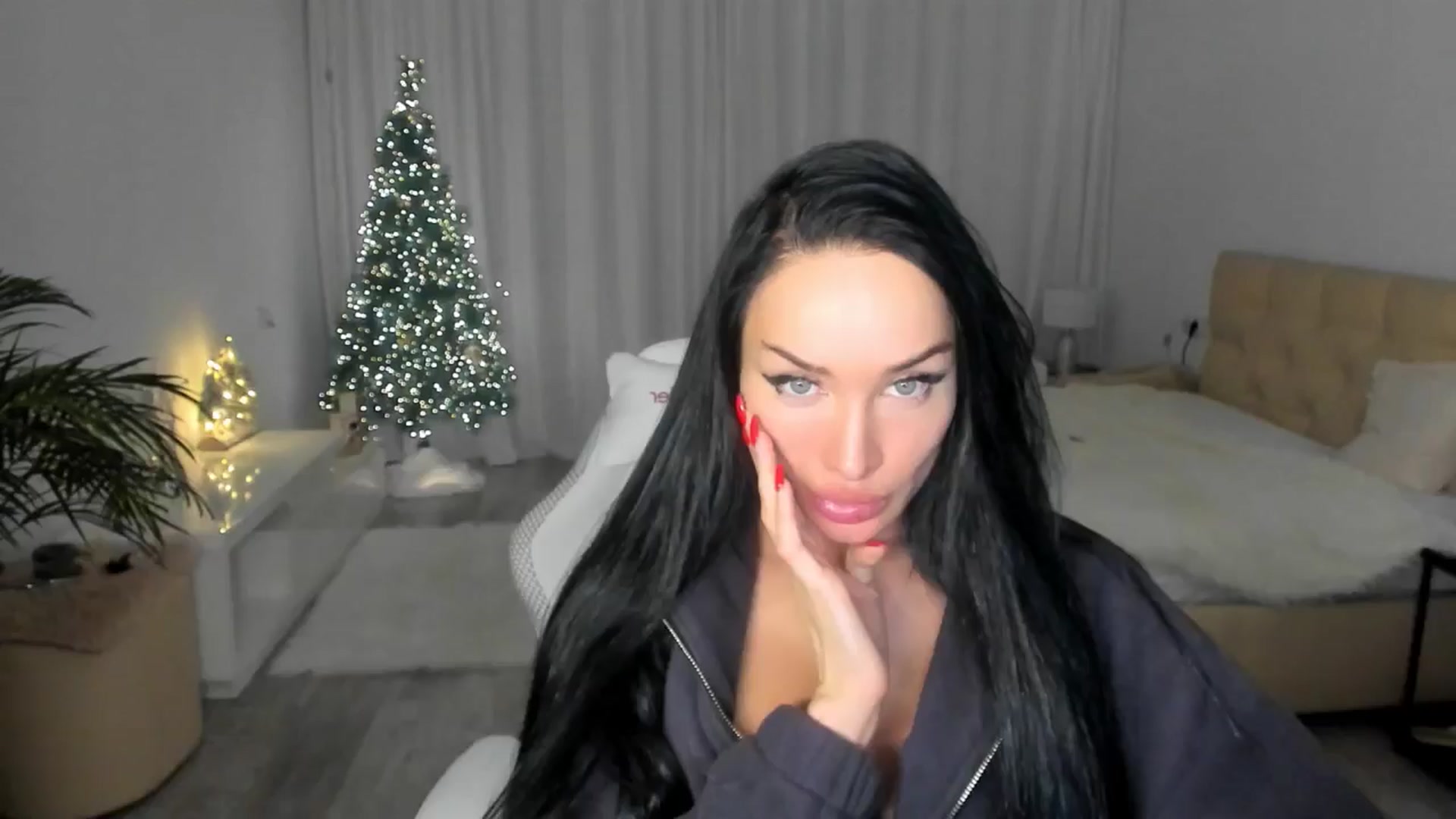 Gallery image thumbnail from HOLLYWOOD_USA's myfreecams stream on, 12/19/2024, 18:03 image 2 of 20