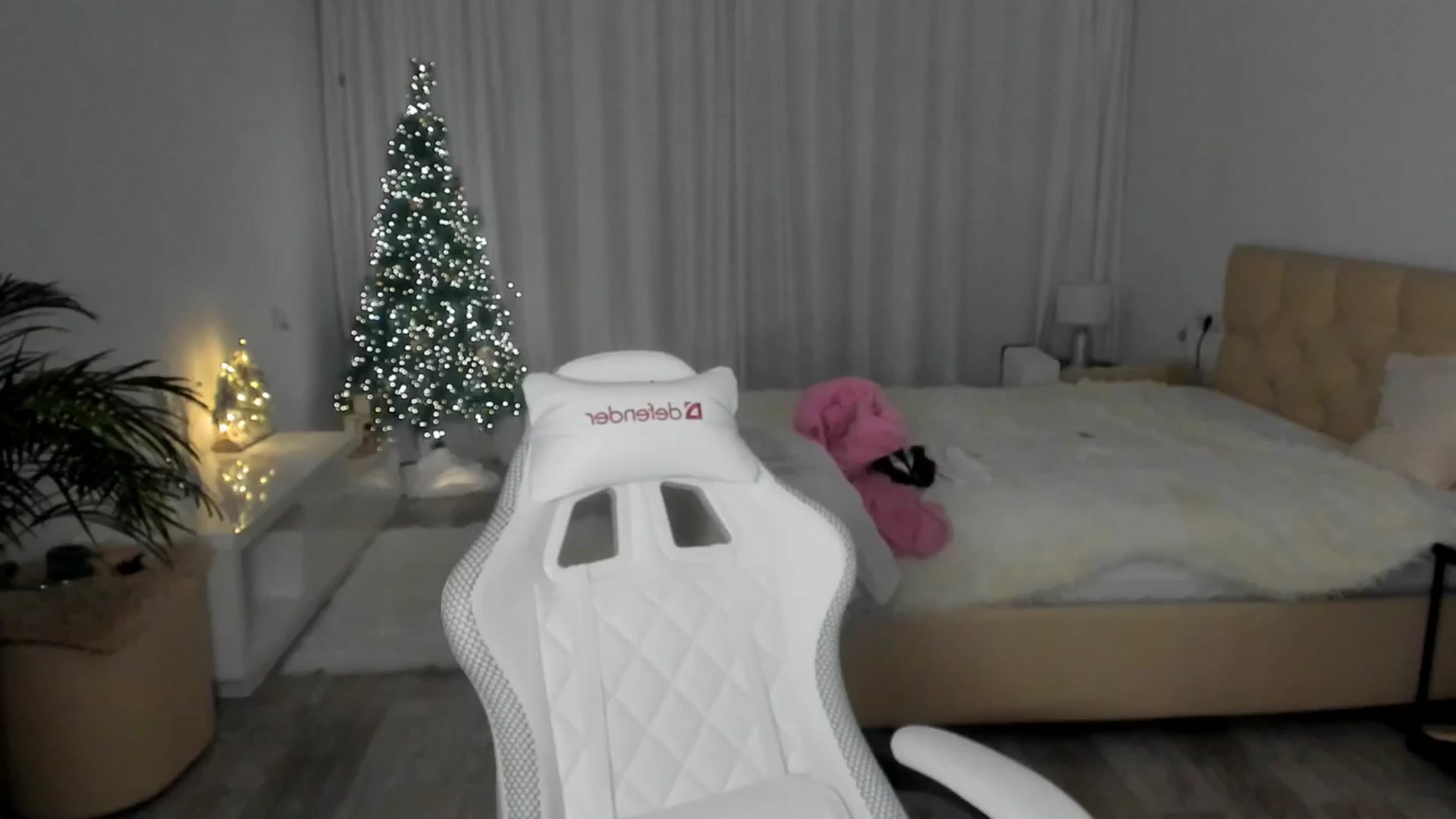 Gallery image thumbnail from HOLLYWOOD_USA's myfreecams stream on, 12/19/2024, 18:03 image 10 of 20