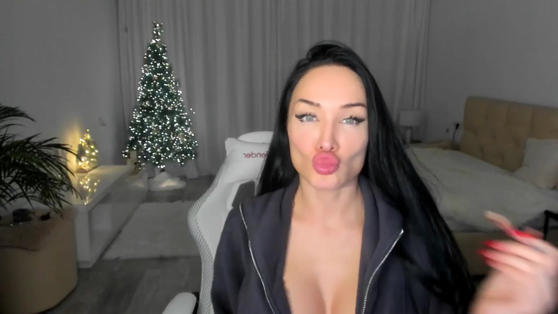 Gallery image thumbnail from HOLLYWOOD_USA's myfreecams stream on, 12/19/2024, 18:03 image 1 of 20