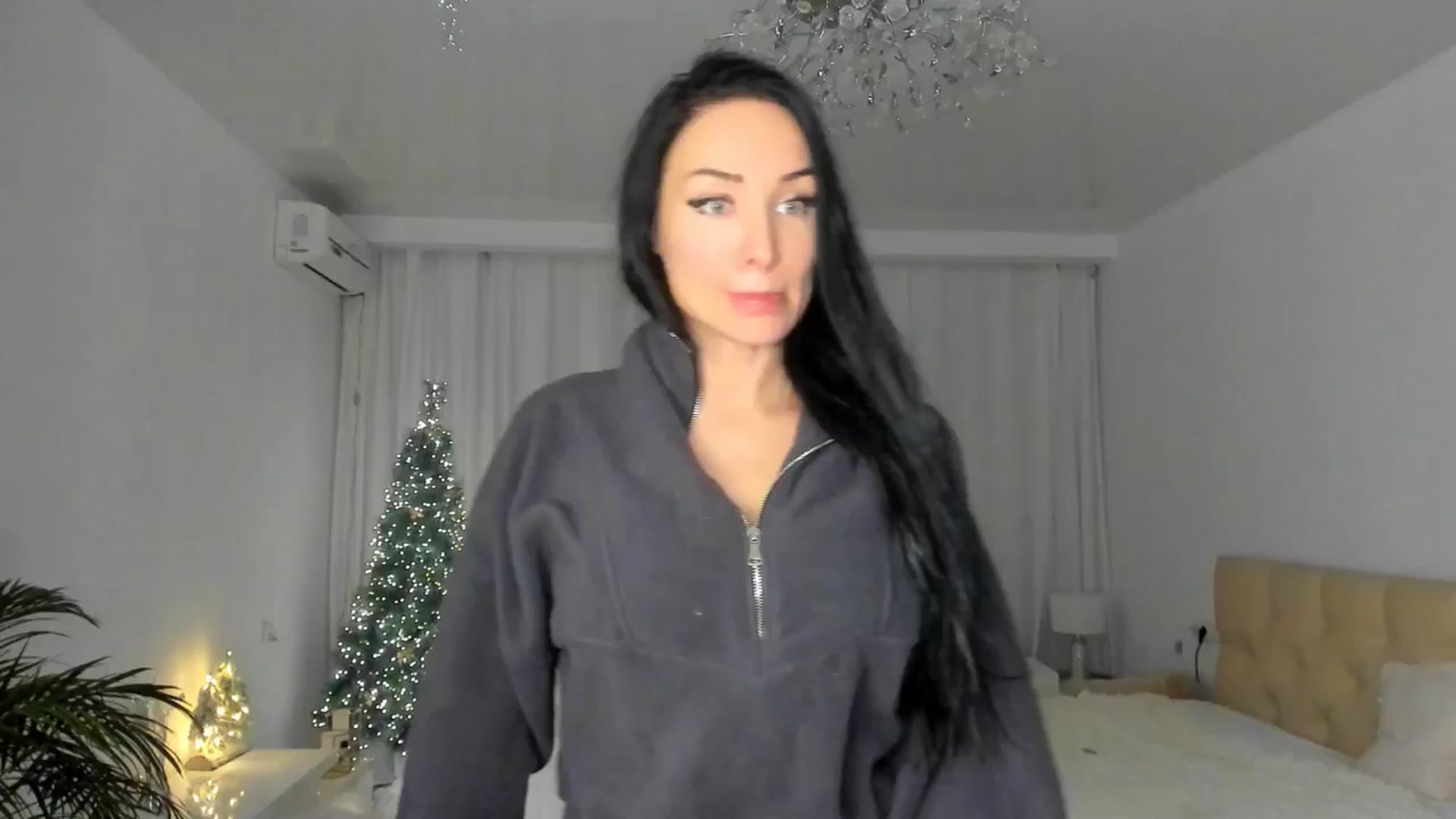 Gallery image thumbnail from HOLLYWOOD_USA's myfreecams stream on, 12/19/2024, 18:03 image 6 of 20
