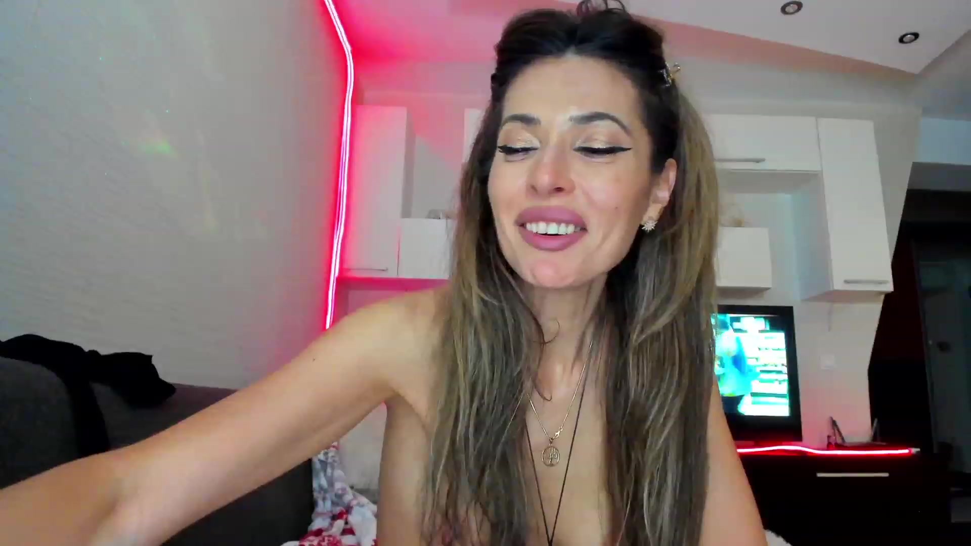 Gallery image thumbnail from HOTandWet4U's myfreecams stream on, 05/26/2023, 04:55 image 17 of 20
