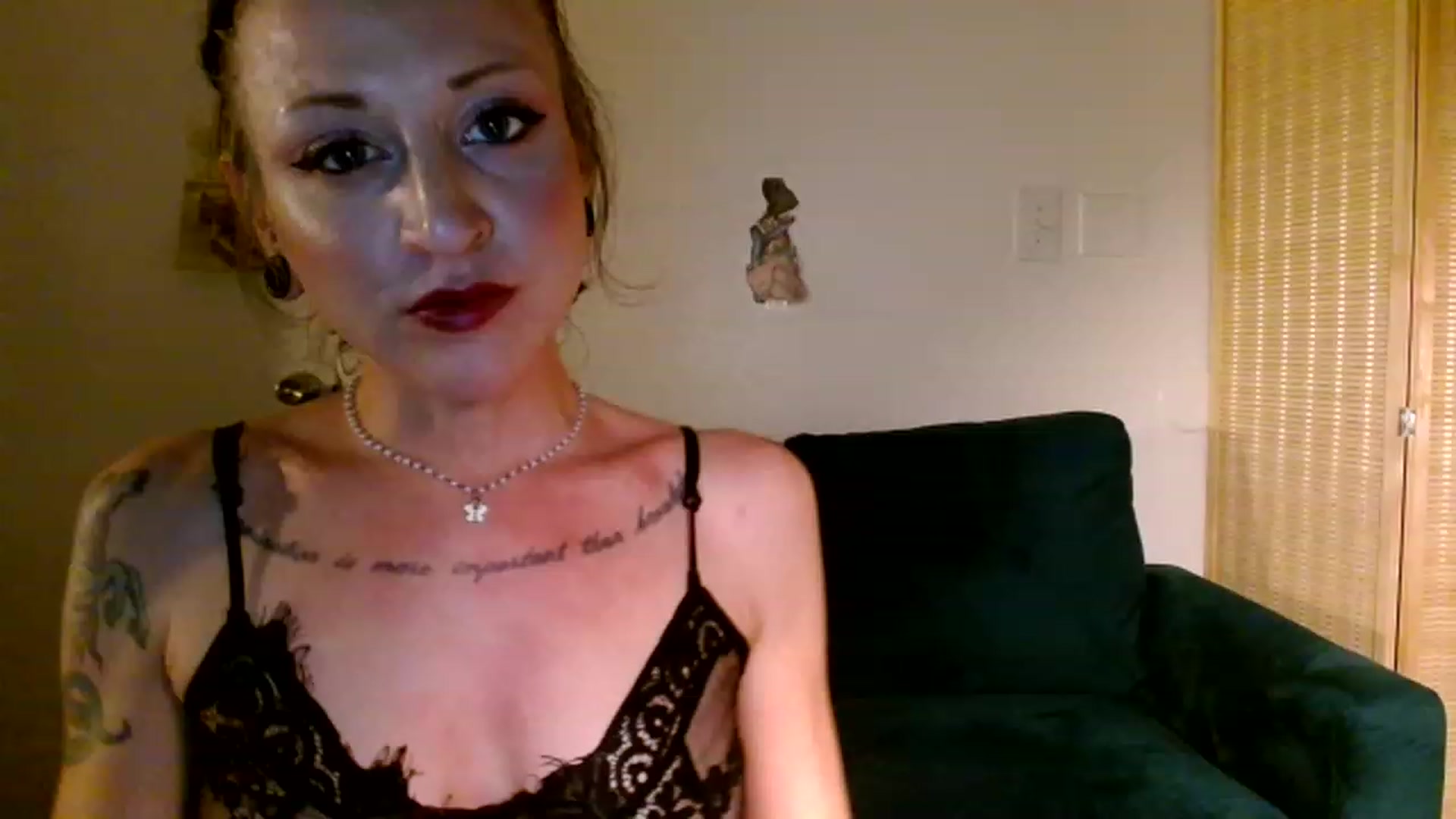 Gallery image thumbnail from Hail3y's myfreecams stream on, 11/19/2022, 11:40 image 3 of 20