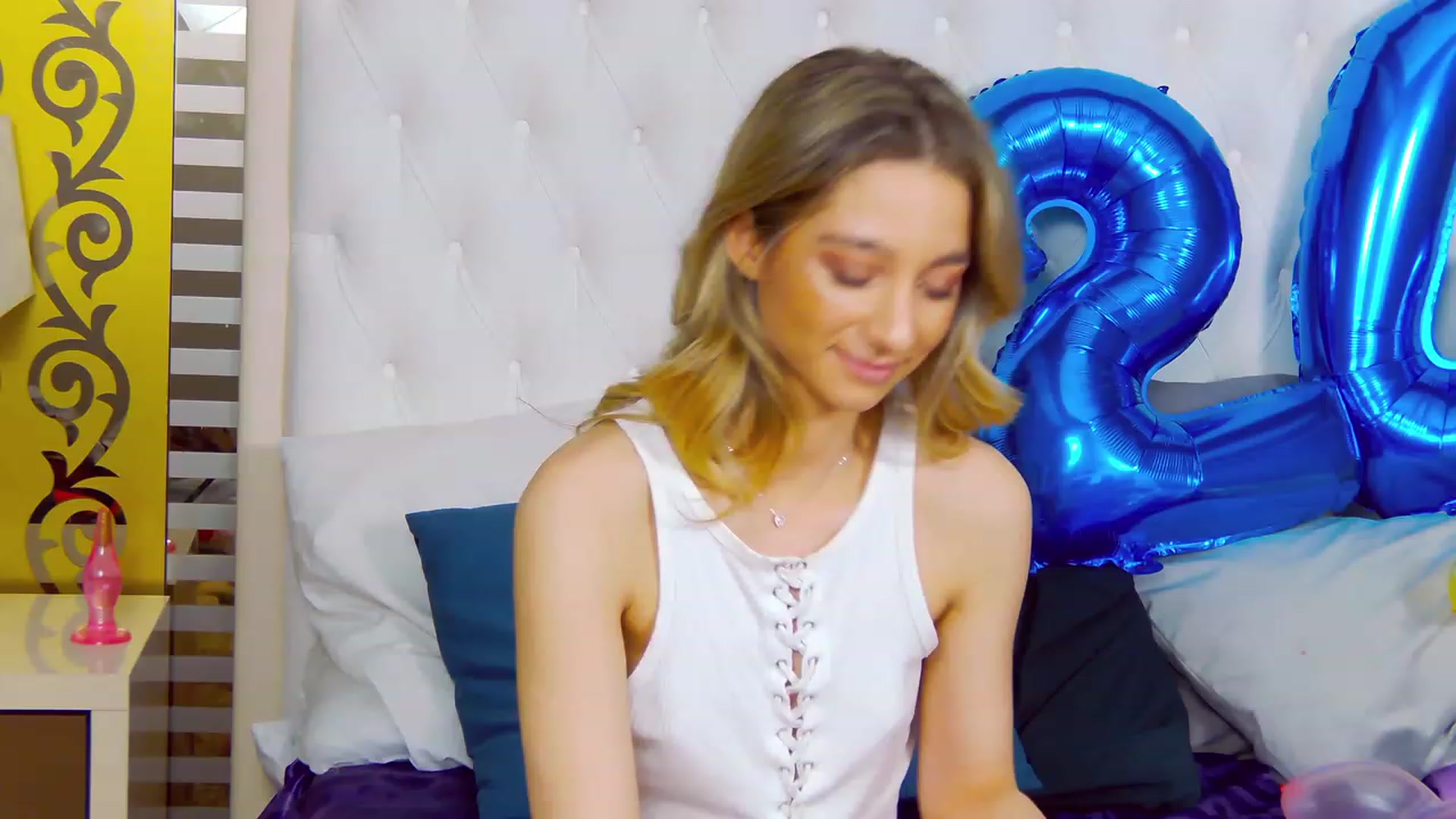 Gallery image thumbnail from HaileyCole's myfreecams stream on, 04/10/2023, 11:40 image 18 of 20