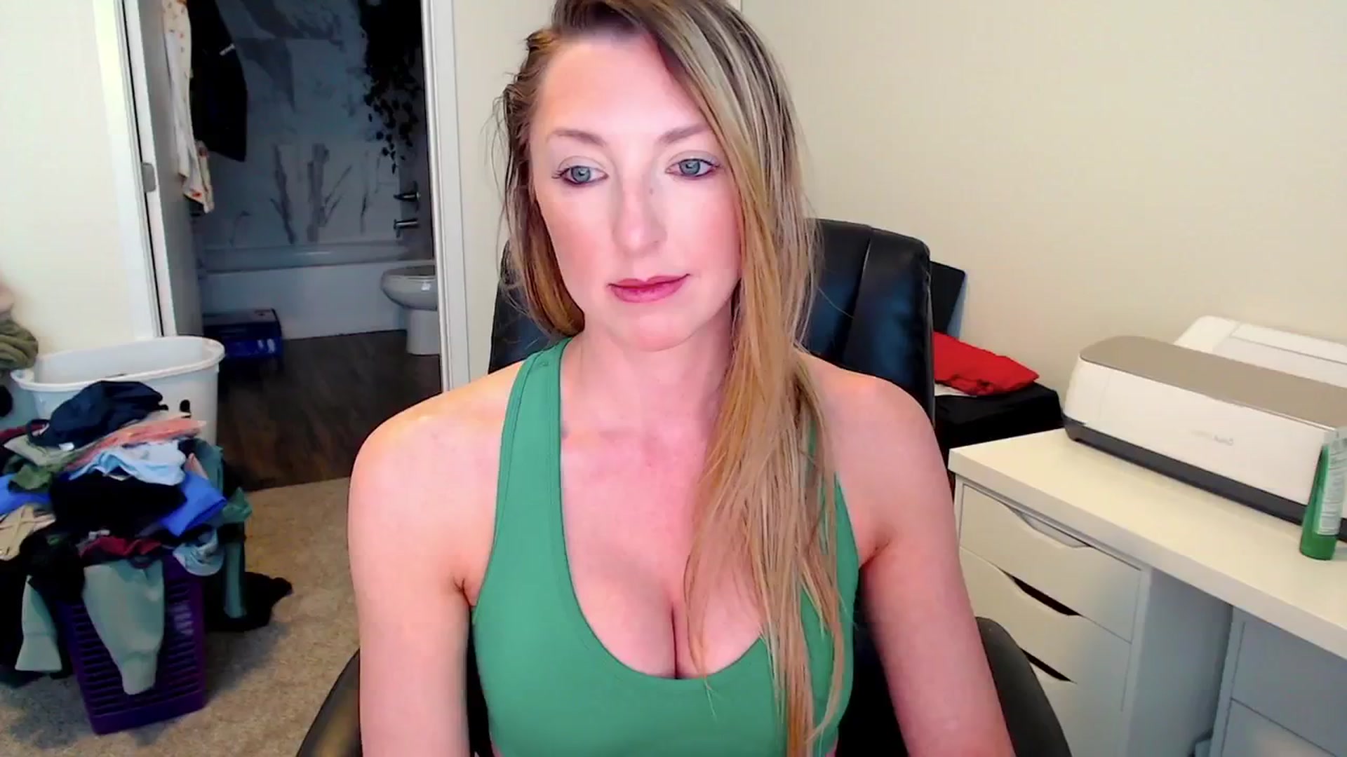 Gallery image thumbnail from HaileyJade's myfreecams stream on, 03/19/2025, 24:07 image 8 of 20