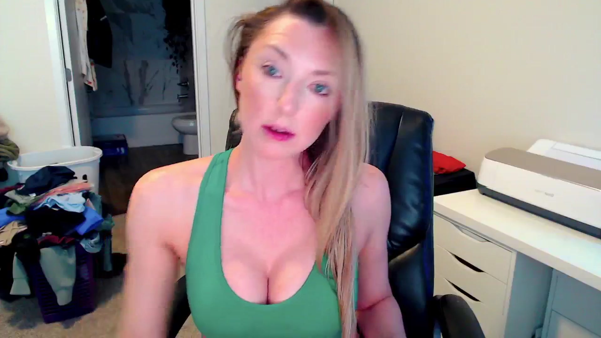 Gallery image thumbnail from HaileyJade's myfreecams stream on, 03/19/2025, 24:29 image 14 of 20