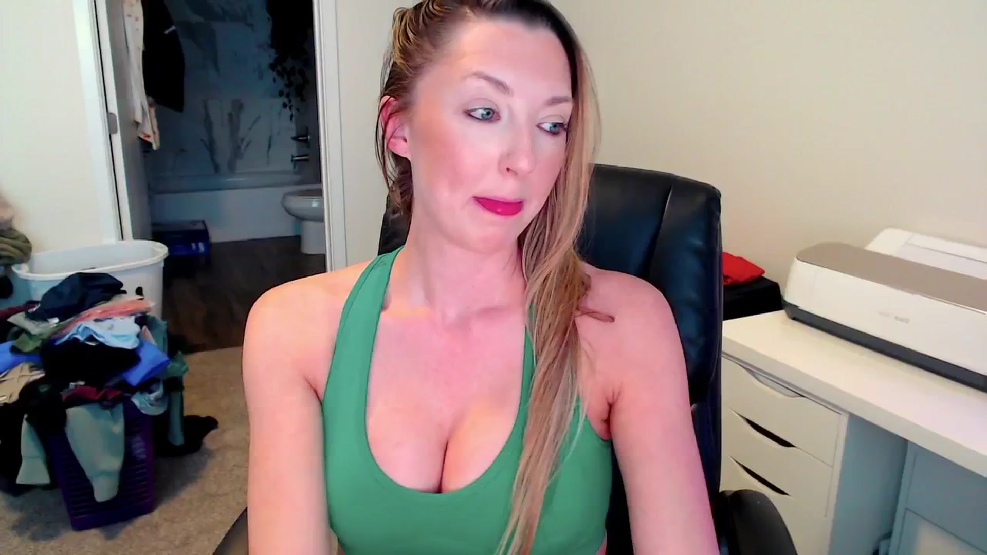 Gallery image thumbnail from HaileyJade's myfreecams stream on, 03/19/2025, 24:29 image 2 of 20