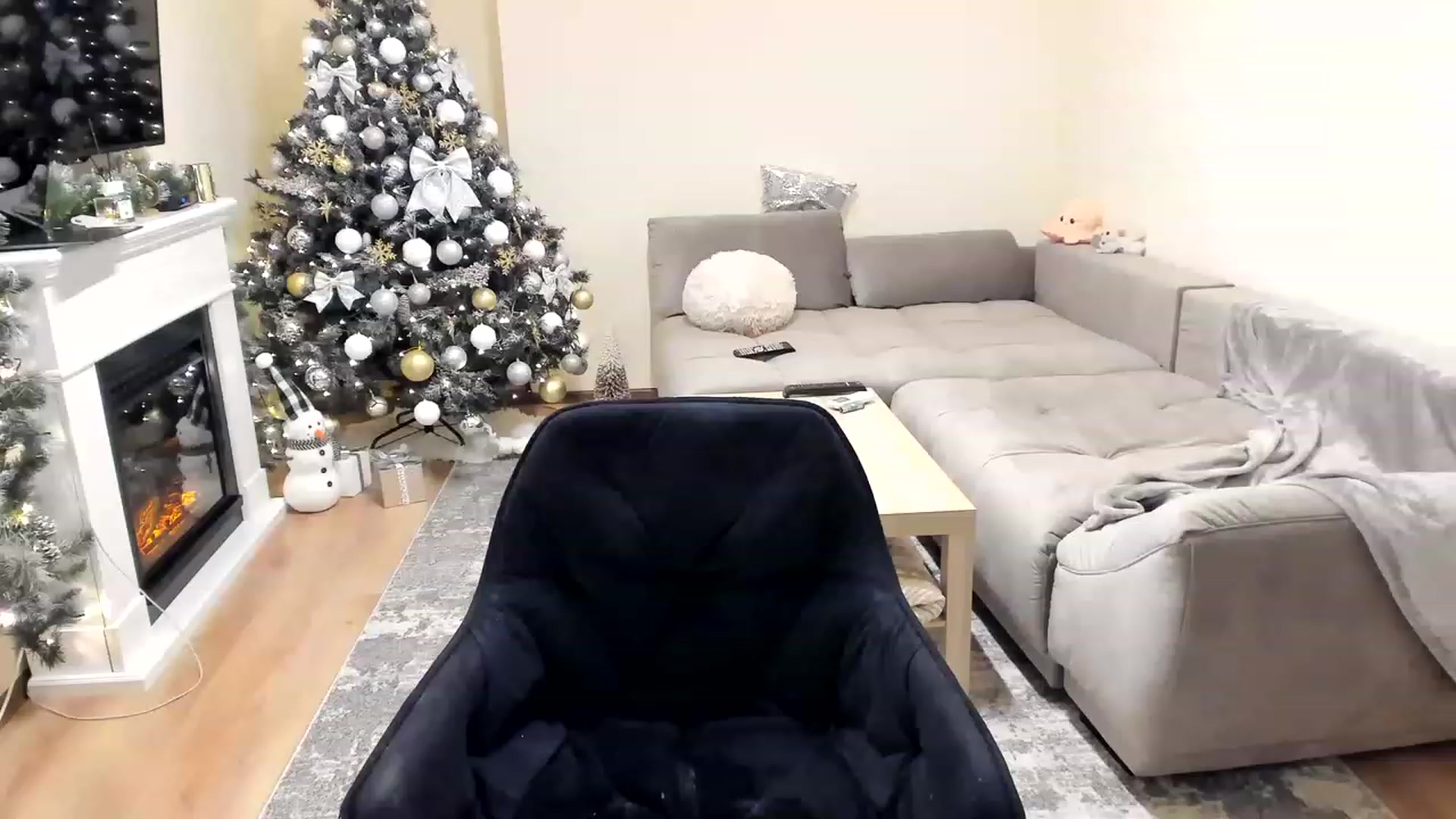 Gallery image thumbnail from Hailey_Honeyy's myfreecams stream on, 12/19/2022, 18:12 image 7 of 20