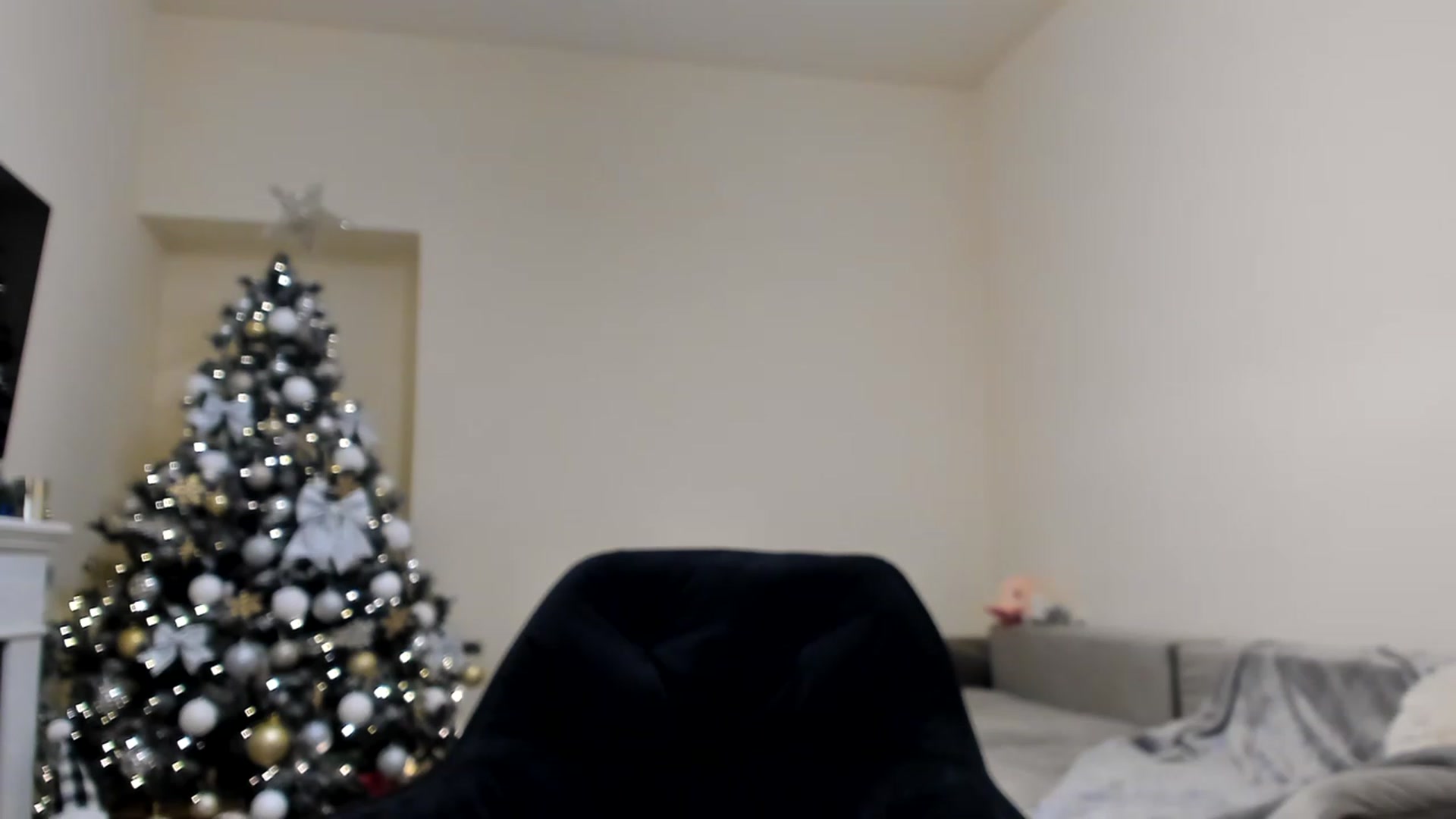 Gallery image thumbnail from Hailey_Honeyy's myfreecams stream on, 12/24/2022, 18:11 image 8 of 20