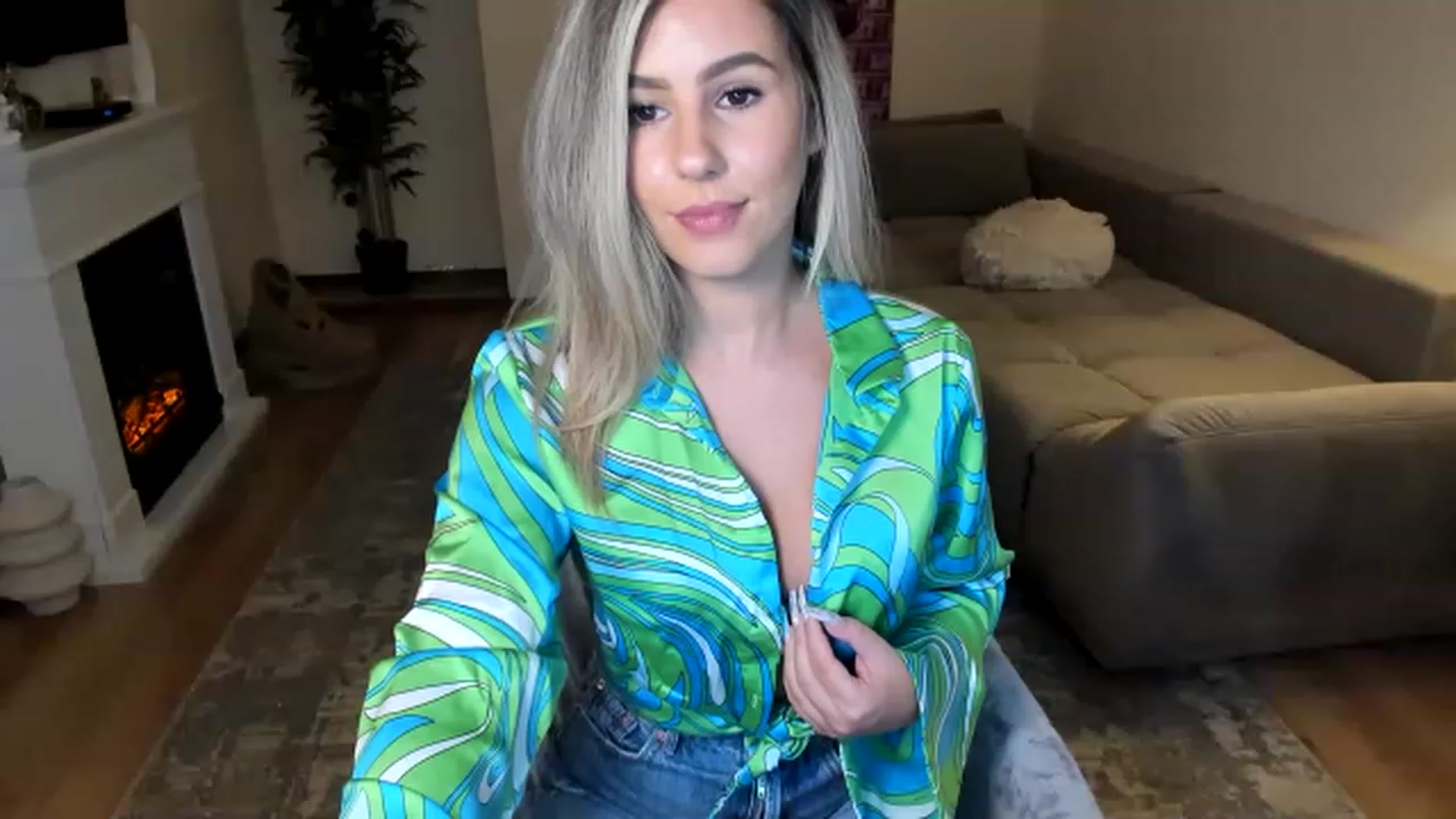 Gallery image thumbnail from Hailey_Honeyy's myfreecams stream on, 08/25/2023, 17:11 image 1 of 20