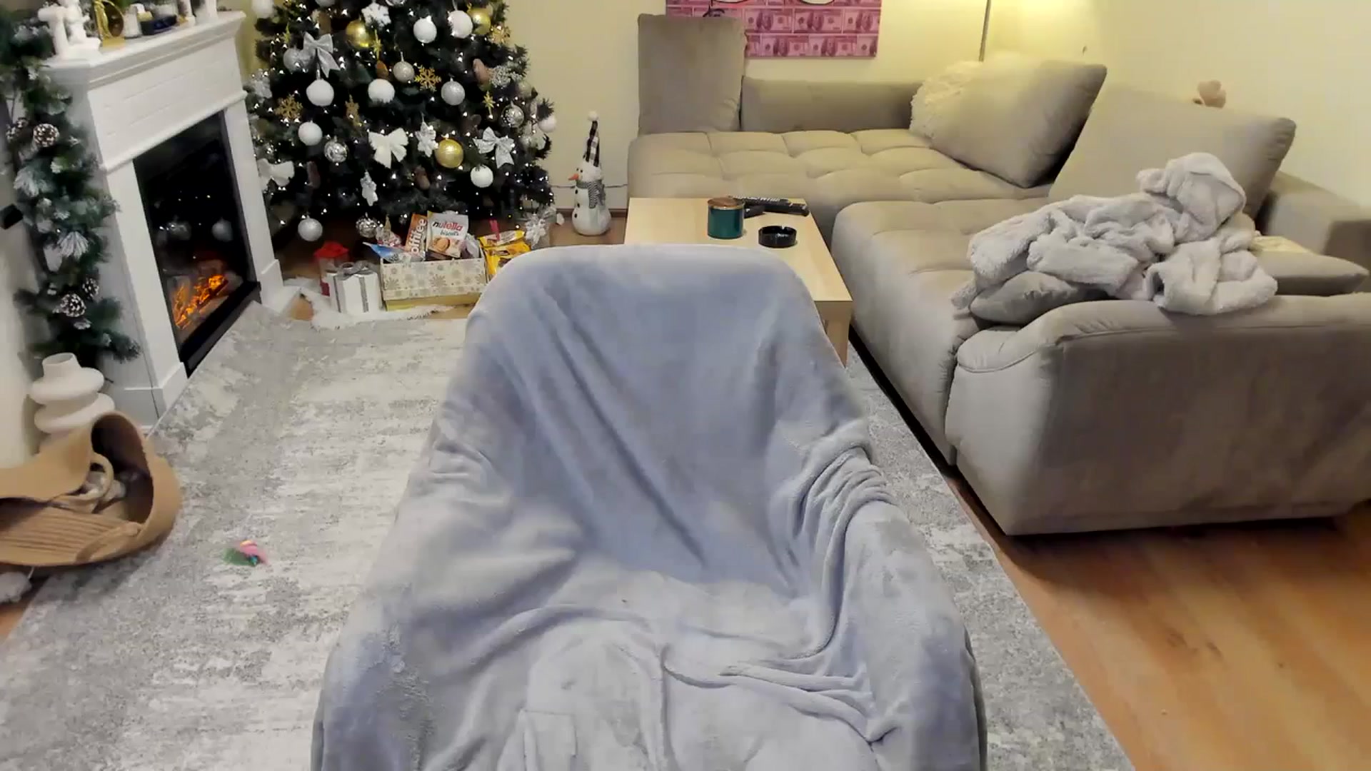 Gallery image thumbnail from Hailey_Honeyy's myfreecams stream on, 12/13/2023, 16:23 image 12 of 20