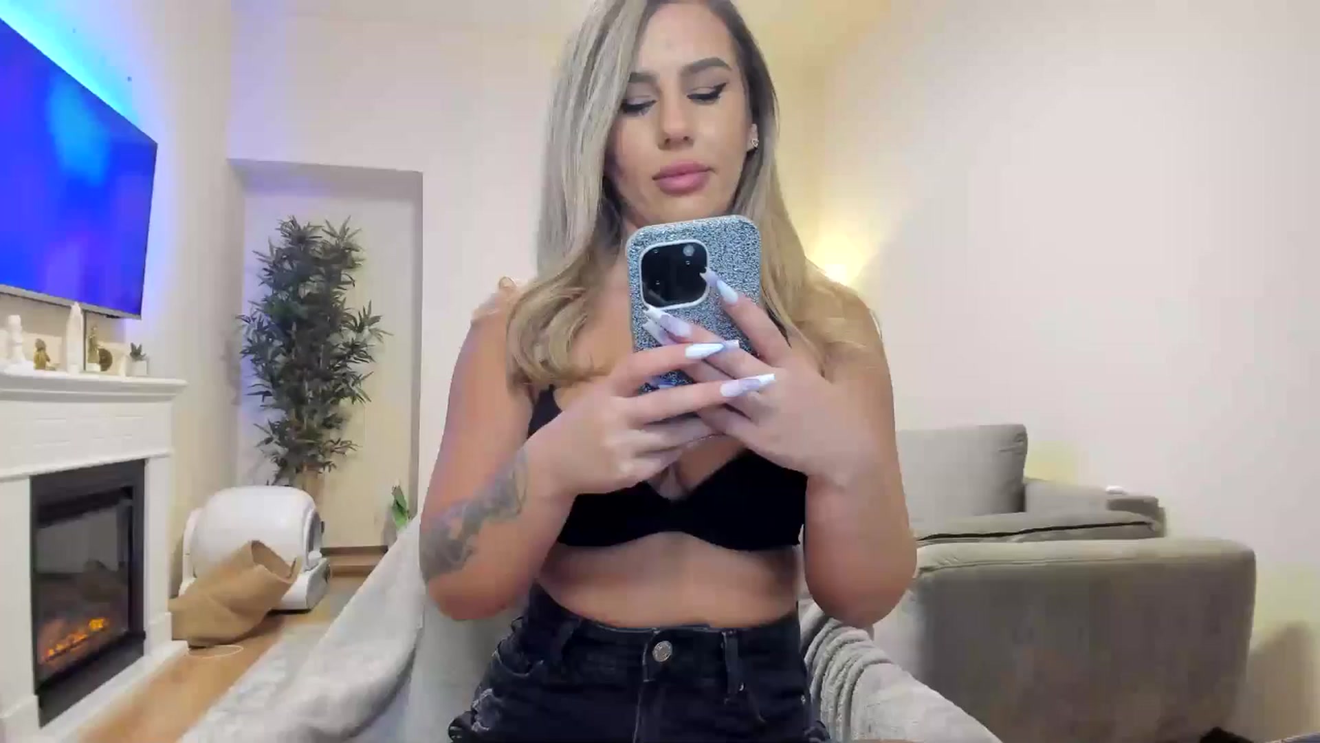 Gallery image thumbnail from Hailey_Honeyy's myfreecams stream on, 11/12/2024, 17:24 image 17 of 20