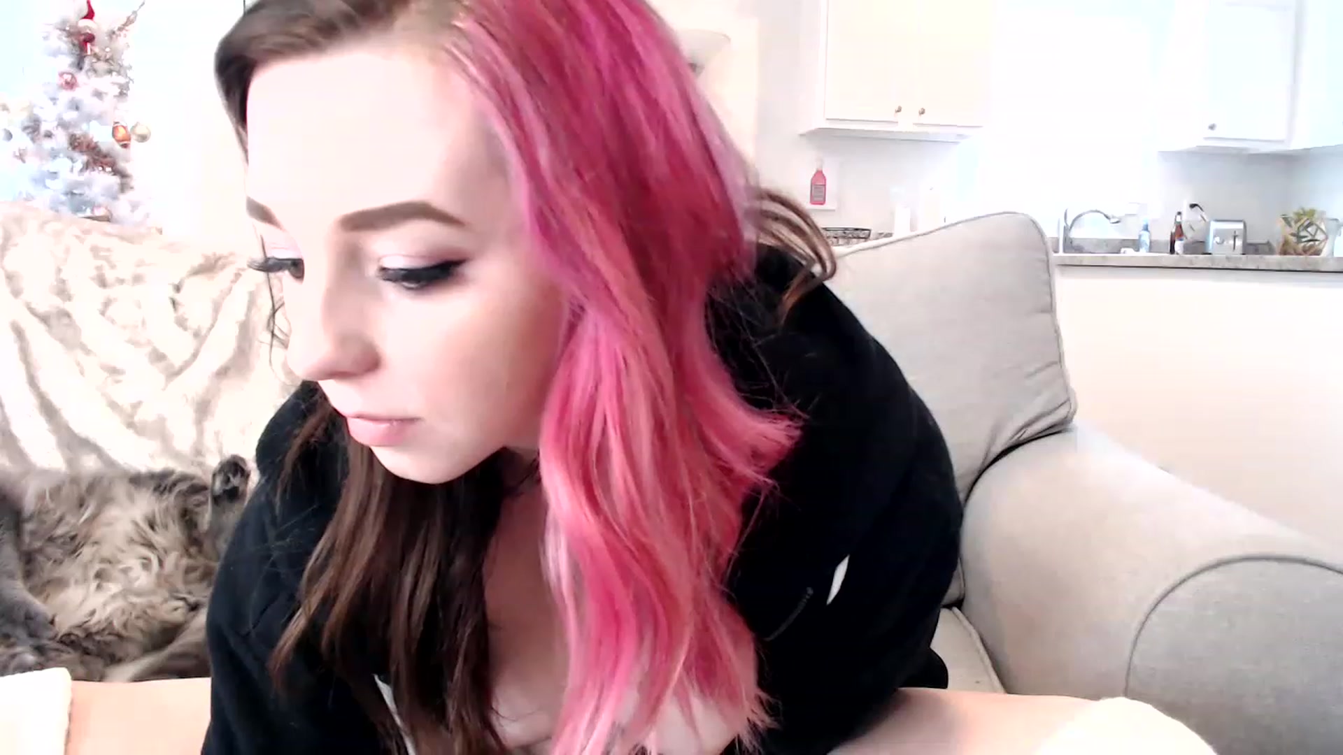 Gallery image thumbnail from HailzTheQueen's myfreecams stream on, 11/27/2022, 18:56 image 8 of 20