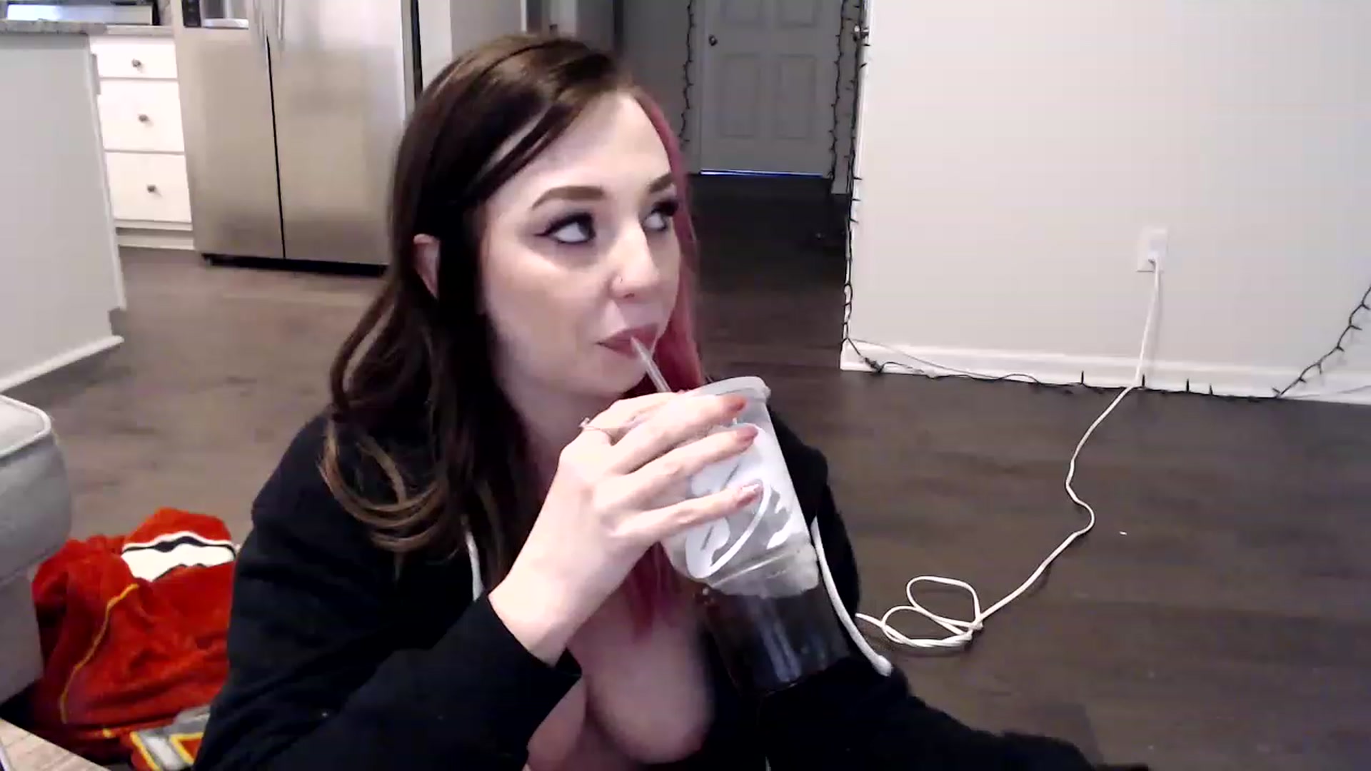 Gallery image thumbnail from HailzTheQueen's myfreecams stream on, 11/27/2022, 22:03 image 19 of 20