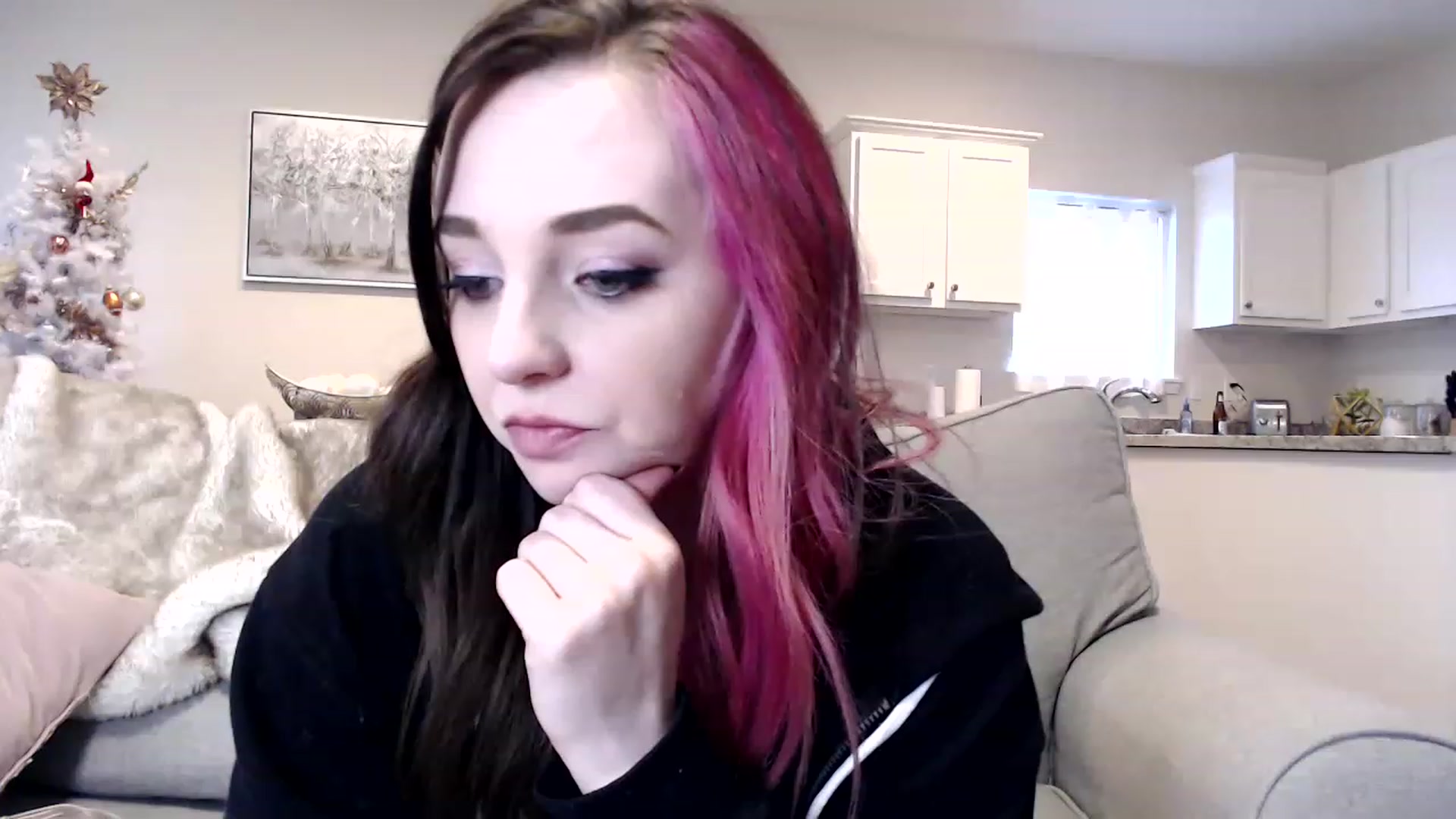 Gallery image thumbnail from HailzTheQueen's myfreecams stream on, 11/27/2022, 23:06 image 1 of 20