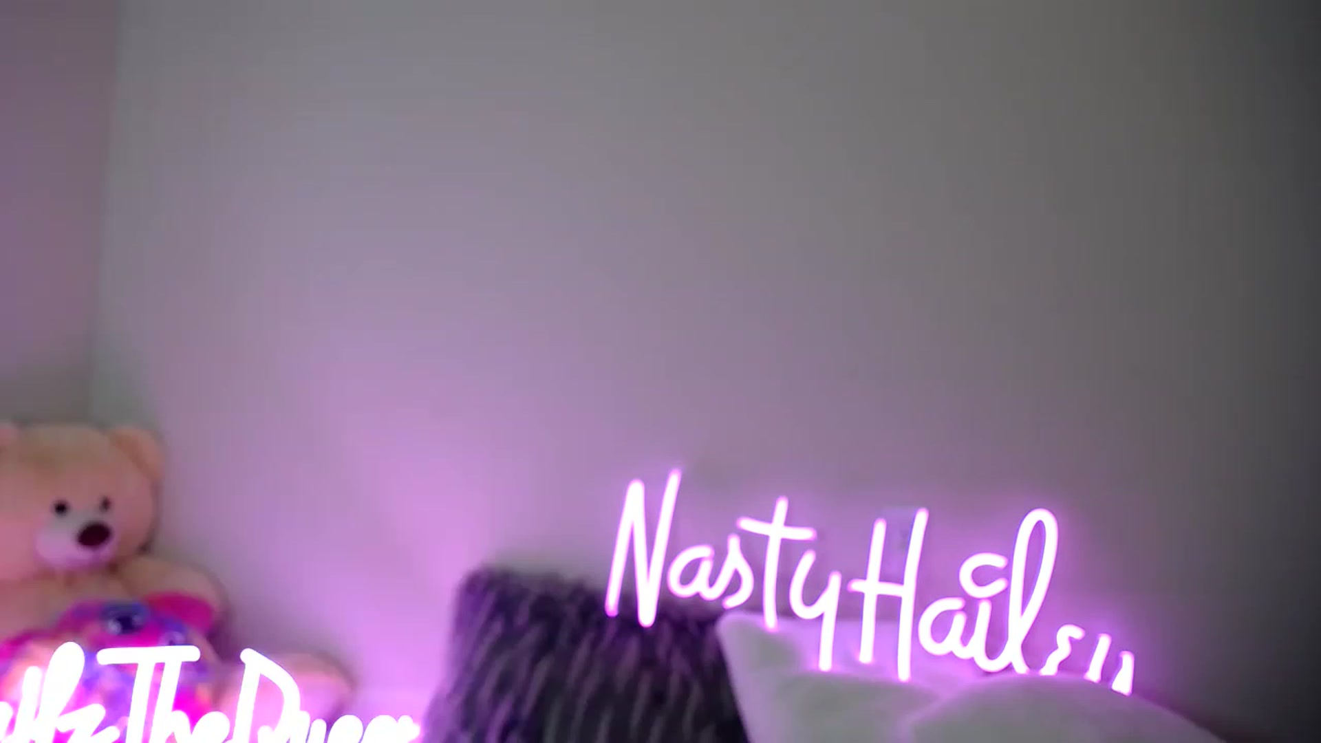 Gallery image thumbnail from HailzTheQueen's myfreecams stream on, 05/06/2023, 17:02 image 7 of 20
