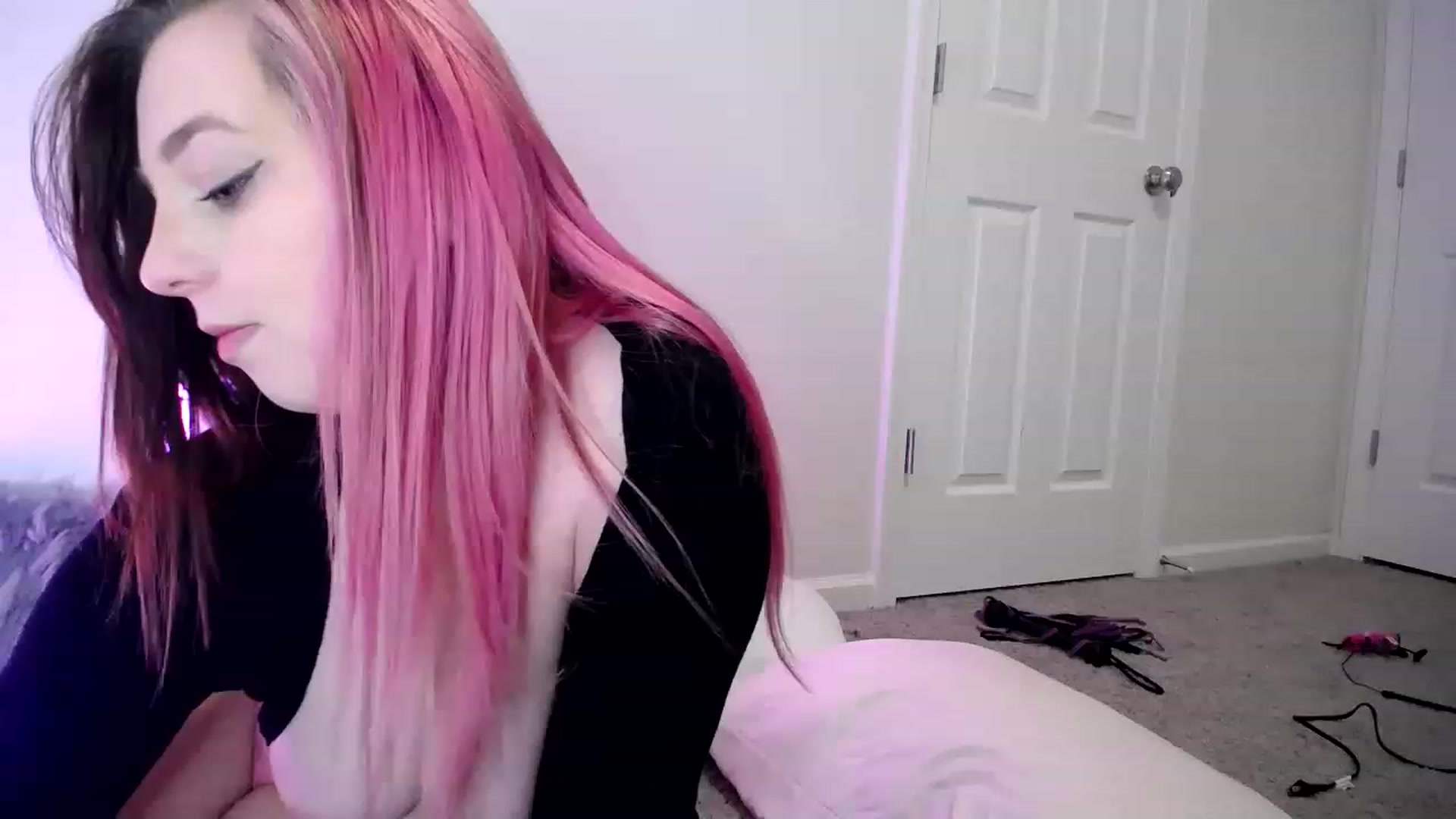 Gallery image thumbnail from HailzTheQueen's myfreecams stream on, 05/06/2023, 17:02 image 19 of 20