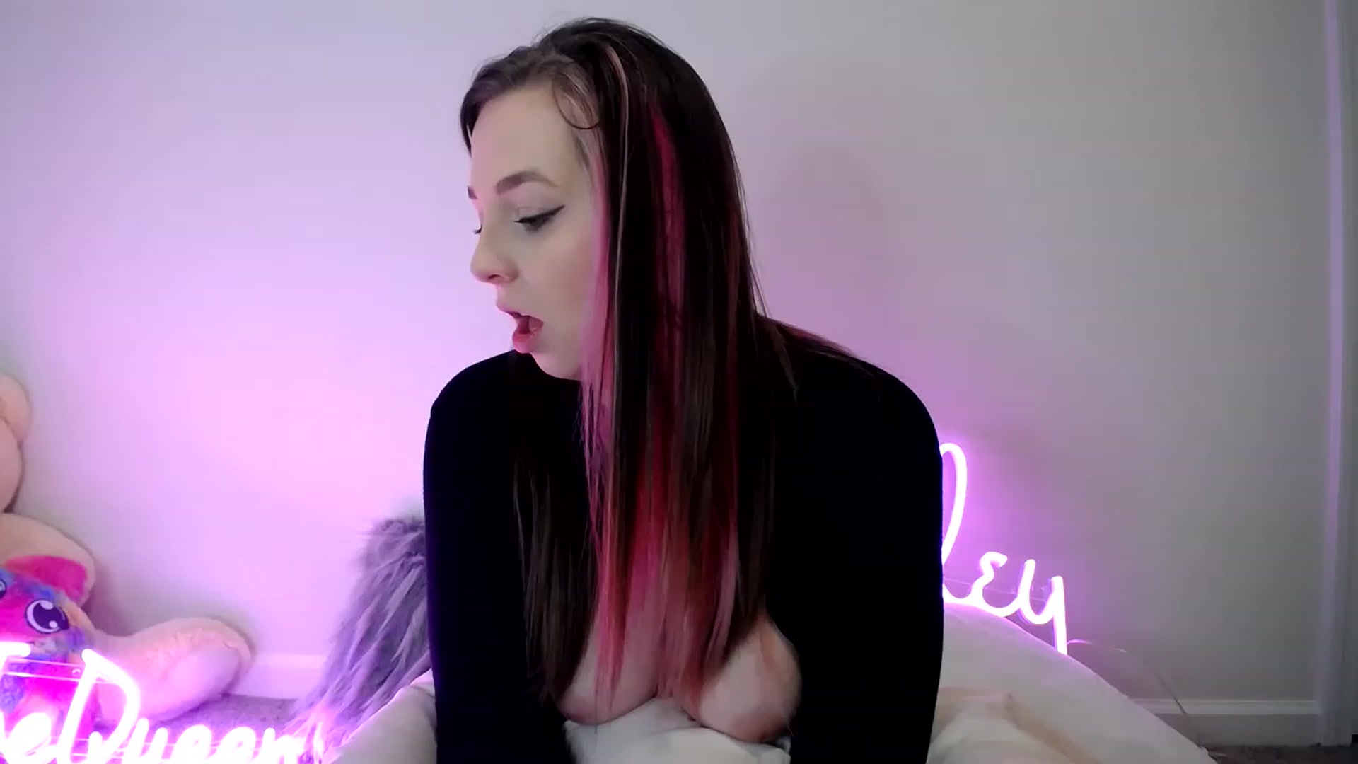 Gallery image thumbnail from HailzTheQueen's myfreecams stream on, 05/06/2023, 17:02 image 1 of 20