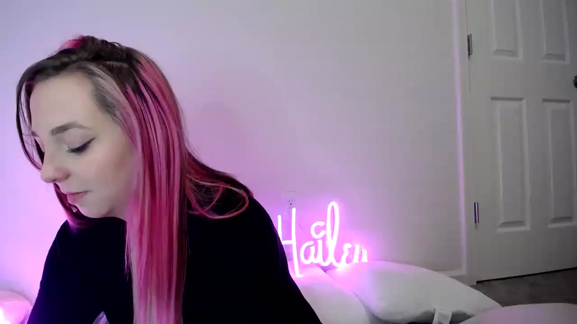 Gallery image thumbnail from HailzTheQueen's myfreecams stream on, 05/06/2023, 18:07 image 13 of 20
