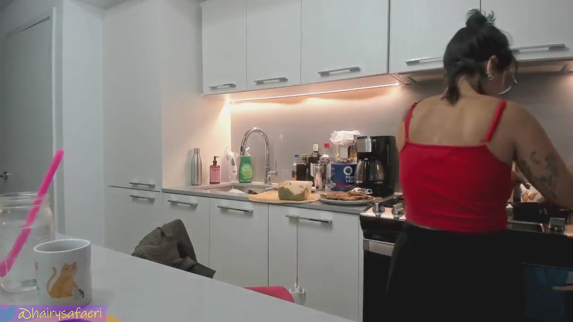 Gallery image thumbnail from HairySafaeri's myfreecams stream on, 06/10/2024, 15:09 image 3 of 20
