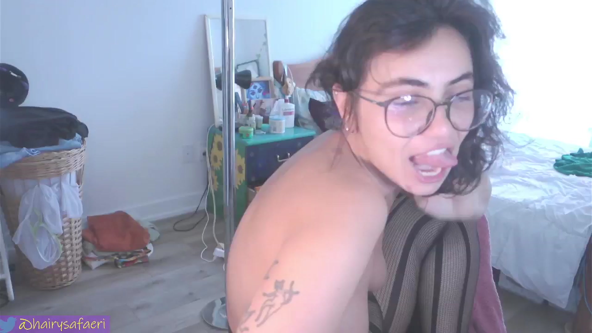 Gallery image thumbnail from HairySafaeri's myfreecams stream on, 06/16/2024, 21:54 image 16 of 20