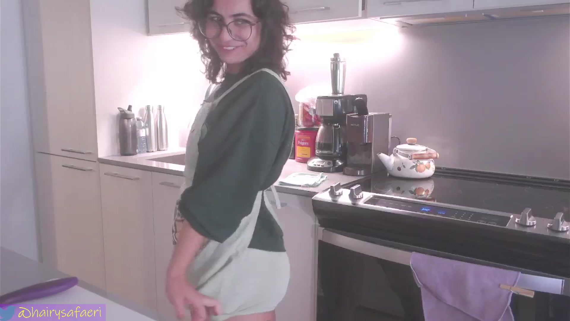 Gallery image thumbnail from HairySafaeri's myfreecams stream on, 07/24/2024, 17:50 image 11 of 20