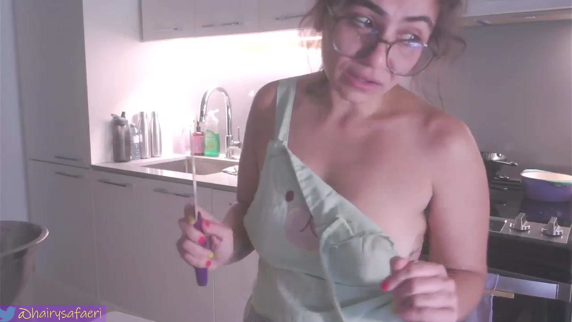 Gallery image thumbnail from HairySafaeri's myfreecams stream on, 07/24/2024, 22:14 image 13 of 20