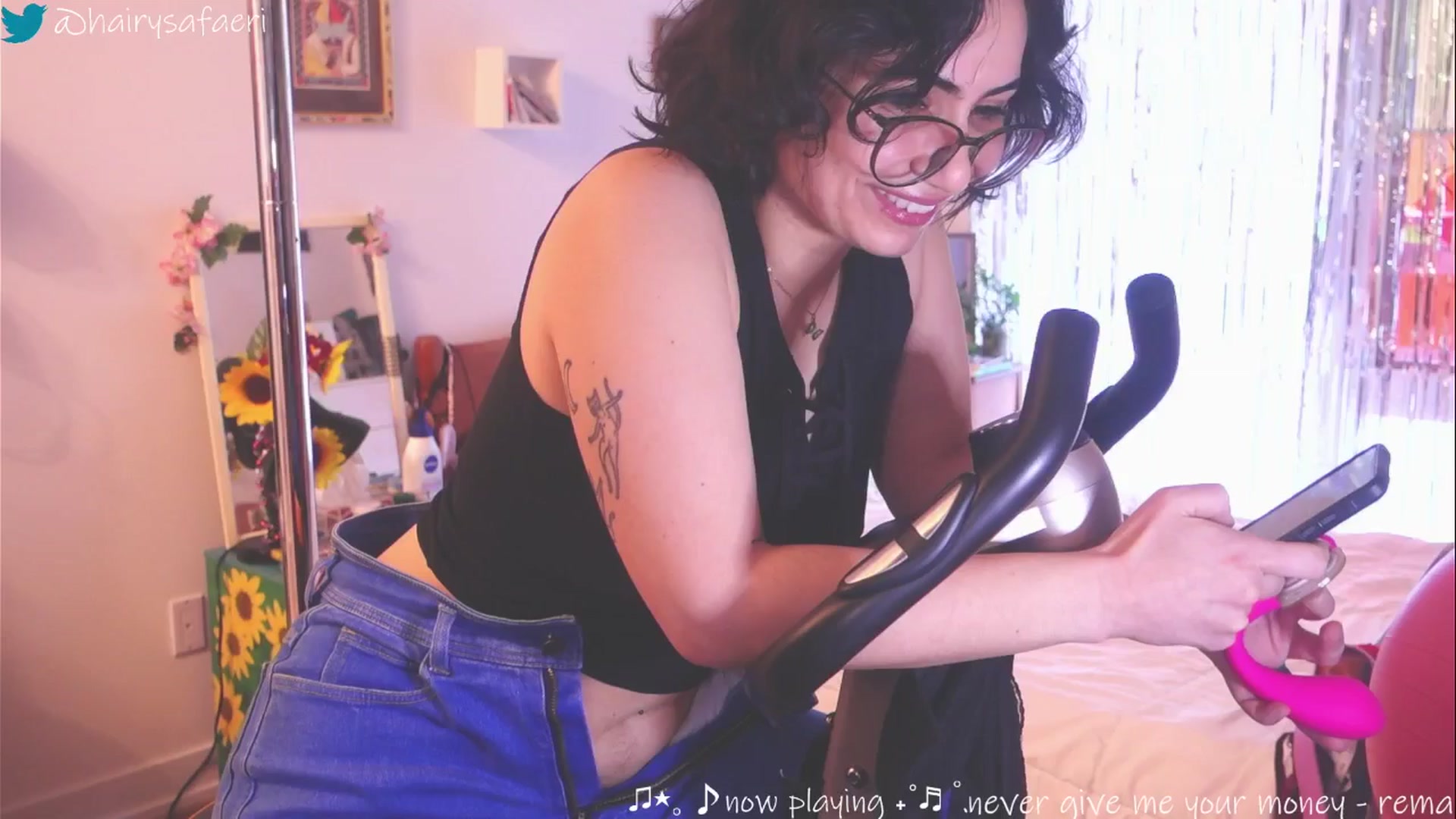 Gallery image thumbnail from HairySafaeri's myfreecams stream on, 03/20/2025, 17:25 image 10 of 20