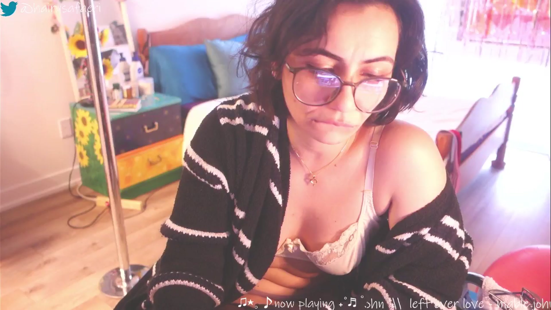 Gallery image thumbnail from HairySafaeri's myfreecams stream on, 03/24/2025, 18:06 image 16 of 20