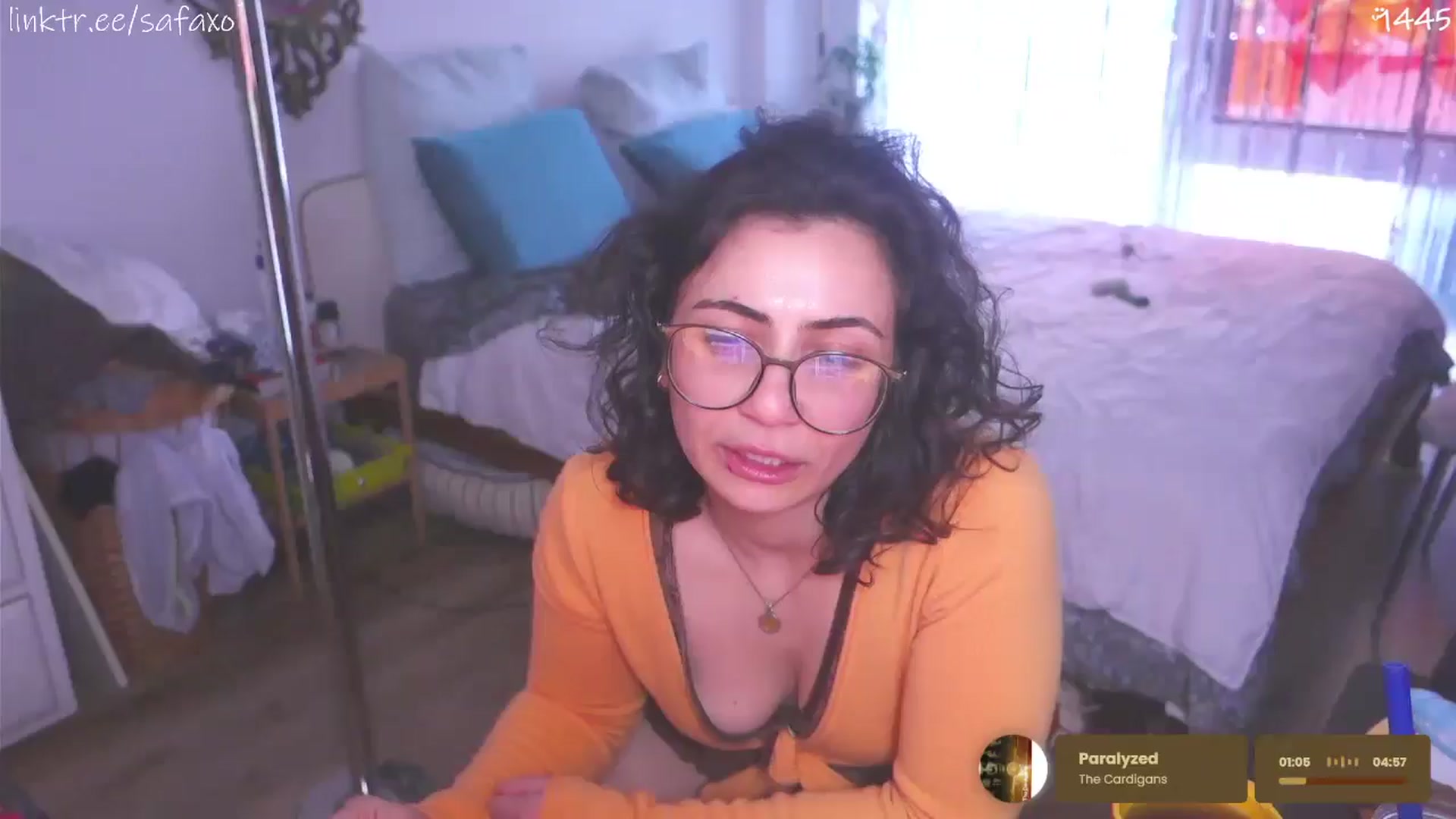 Gallery image thumbnail from HairySafaeri's myfreecams stream on, 04/29/2026, 19:50 image 16 of 20