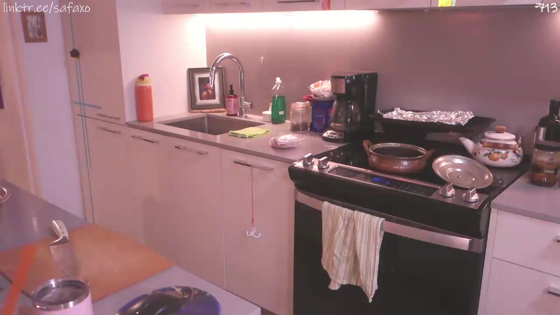 Gallery image thumbnail from HairySafaeri's myfreecams stream on, 07/22/2026, 17:27 image 14 of 20