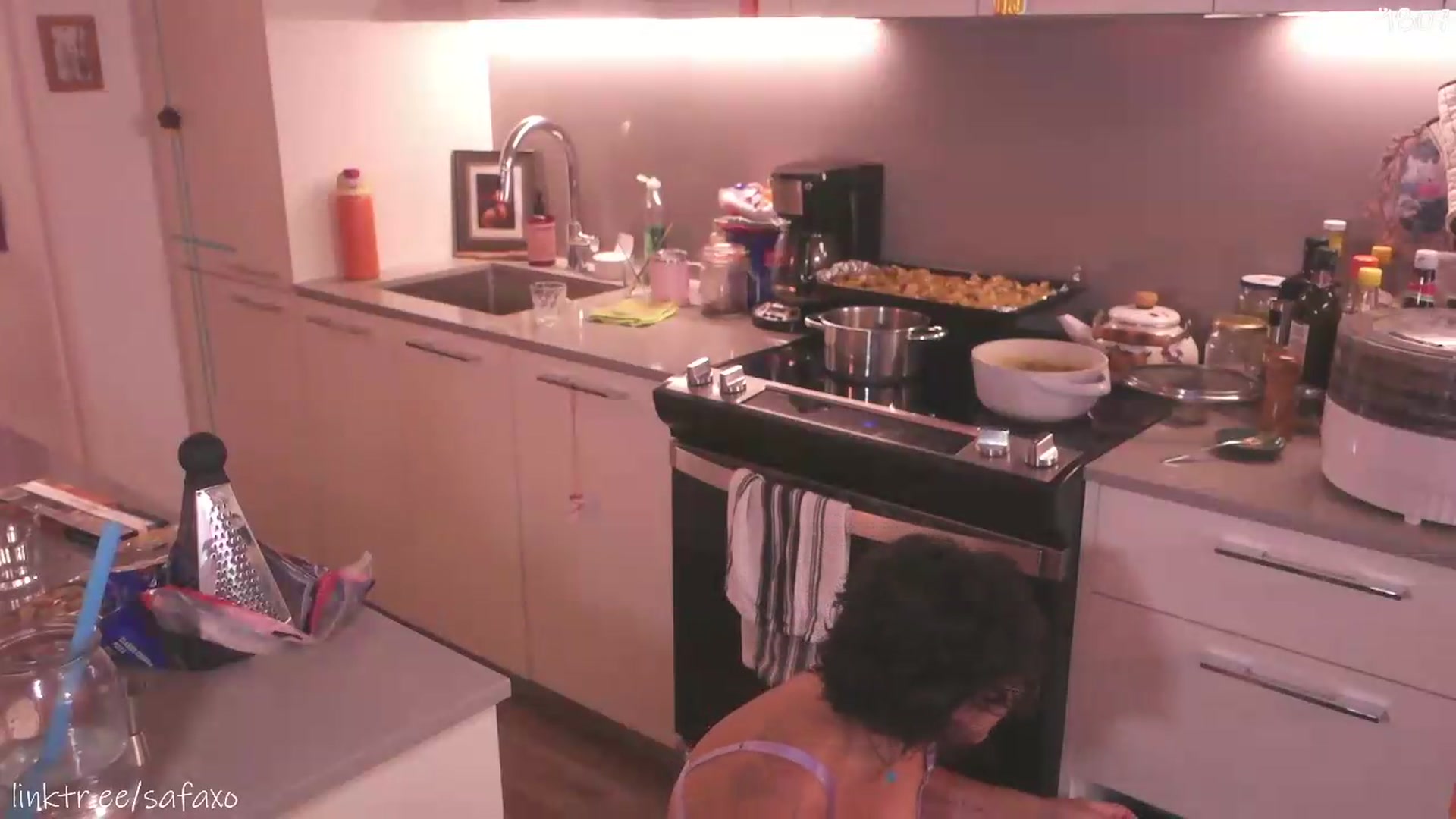 Gallery image thumbnail from HairySafaeri's myfreecams stream on, 08/05/2026, 23:11 image 16 of 20