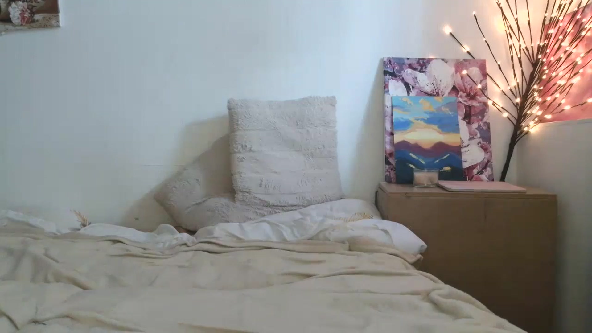 Gallery image thumbnail from HaleyReed's myfreecams stream on, 04/16/2026, 12:17 image 15 of 20