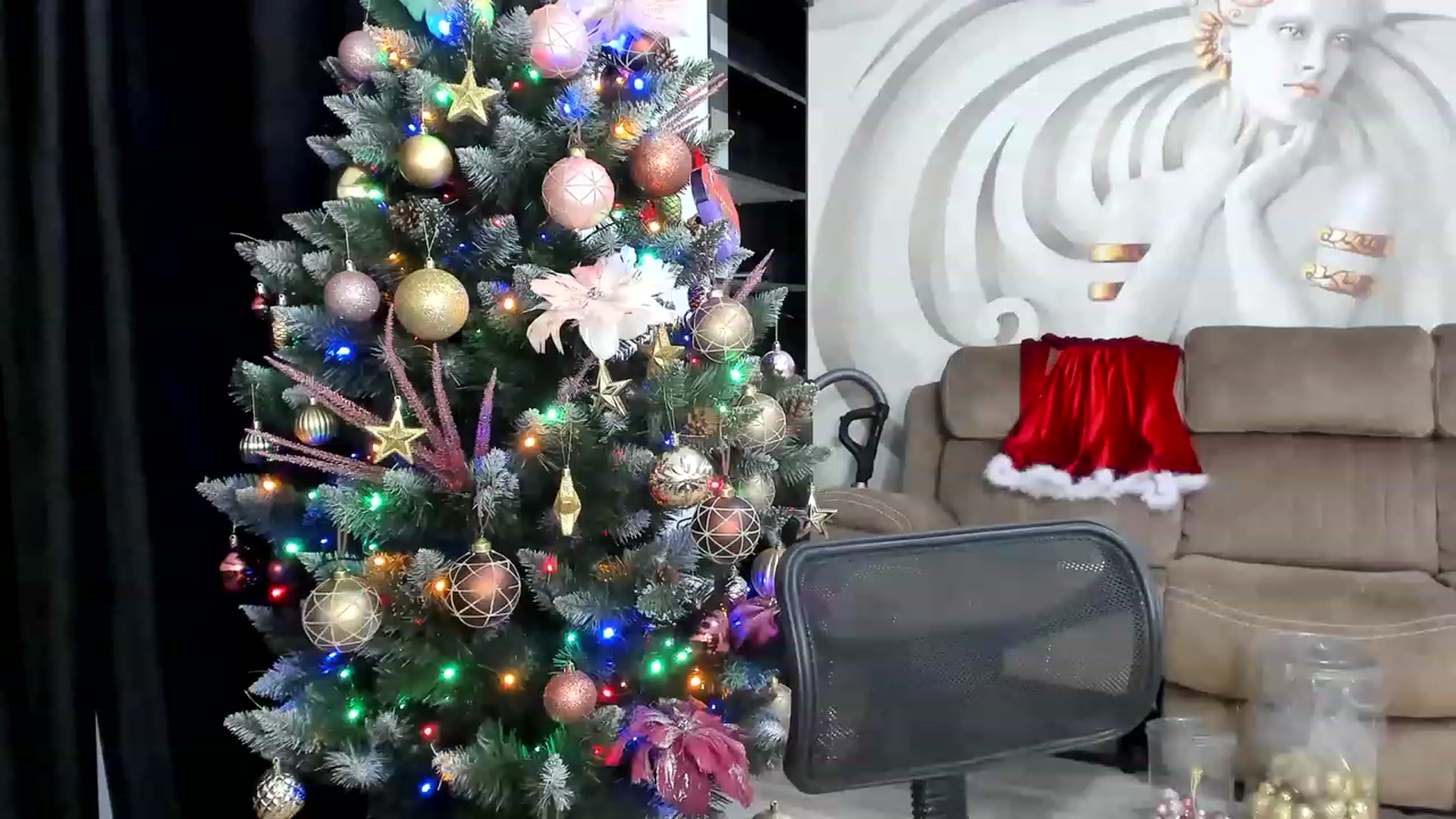 Gallery image thumbnail from HaleySweet18's myfreecams stream on, 12/04/2022, 02:05 image 14 of 20