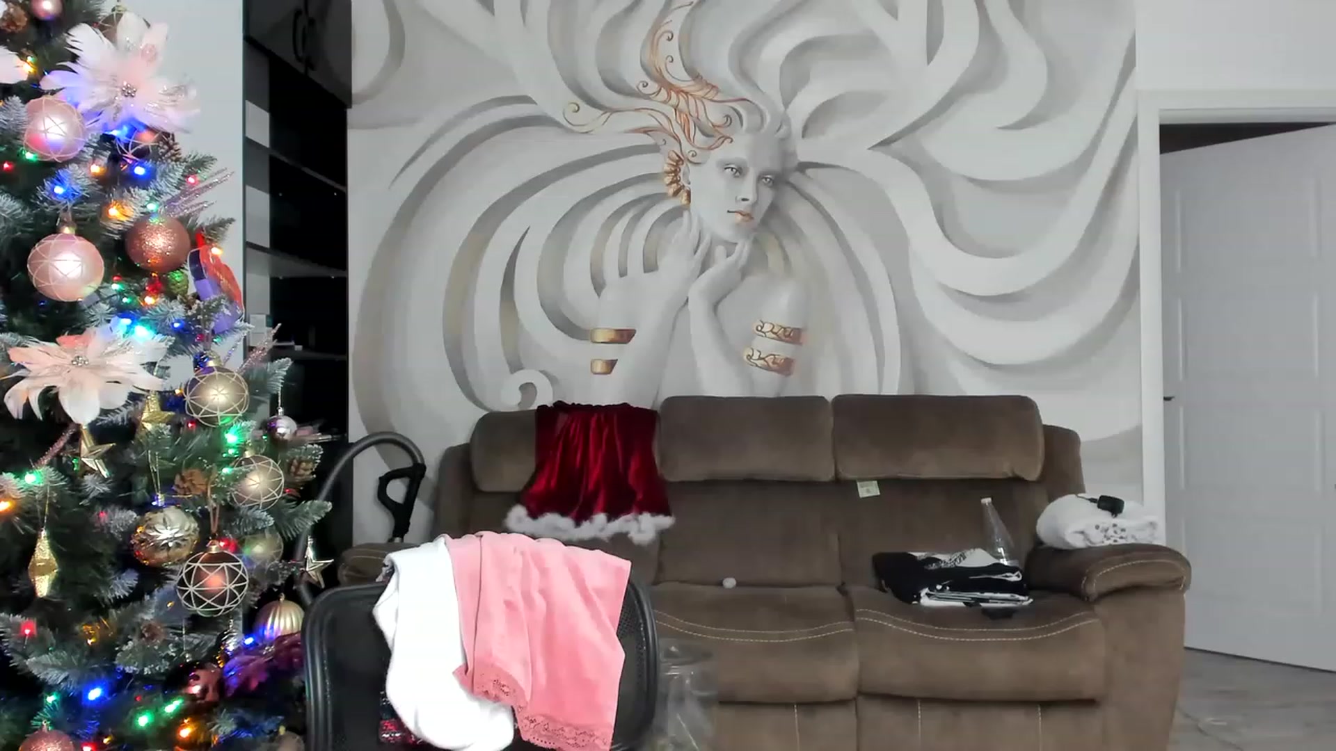 Gallery image thumbnail from HaleySweet18's myfreecams stream on, 12/05/2022, 04:57 image 4 of 20