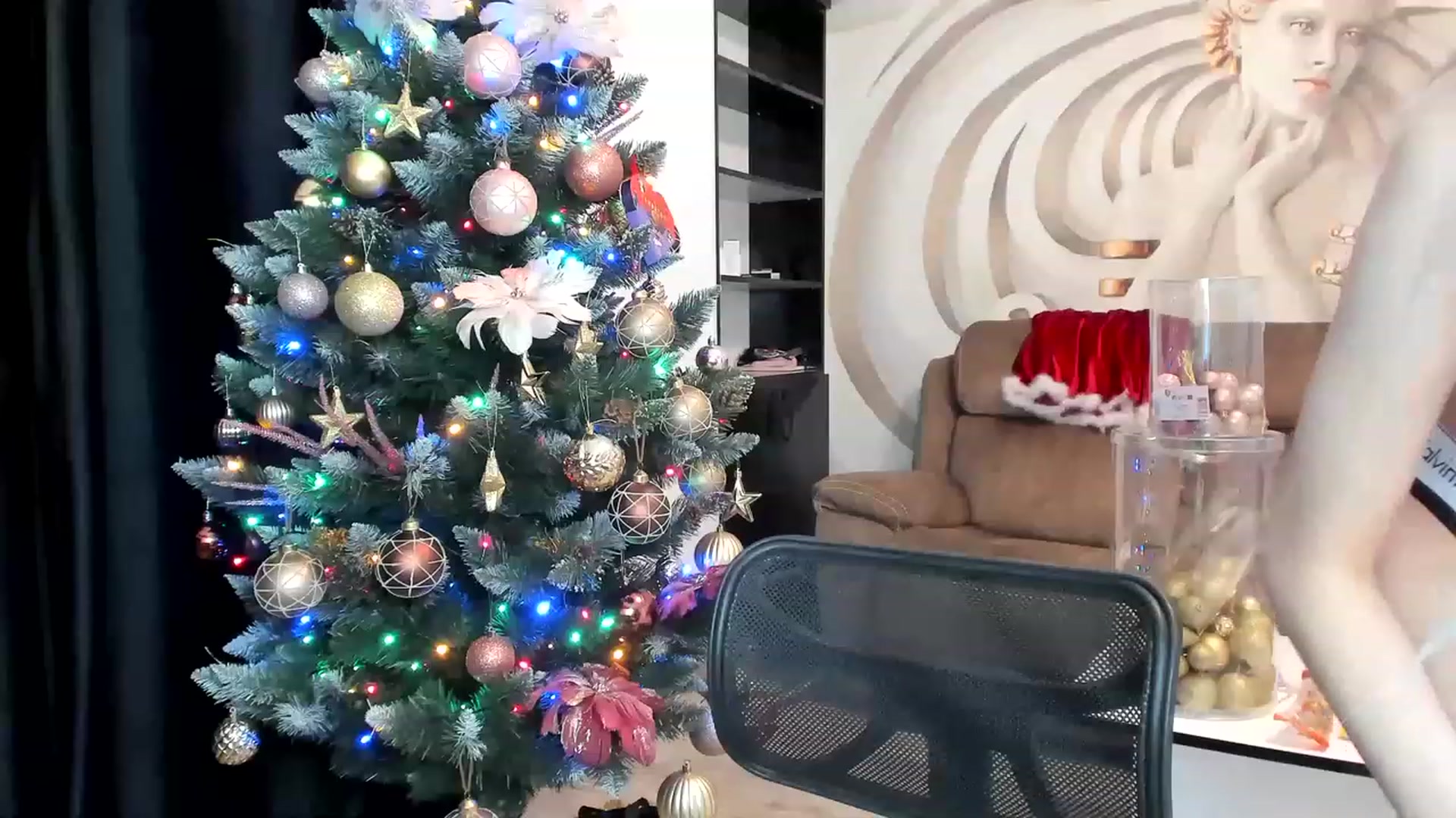 Gallery image thumbnail from HaleySweet18's myfreecams stream on, 12/11/2022, 01:25 image 12 of 20