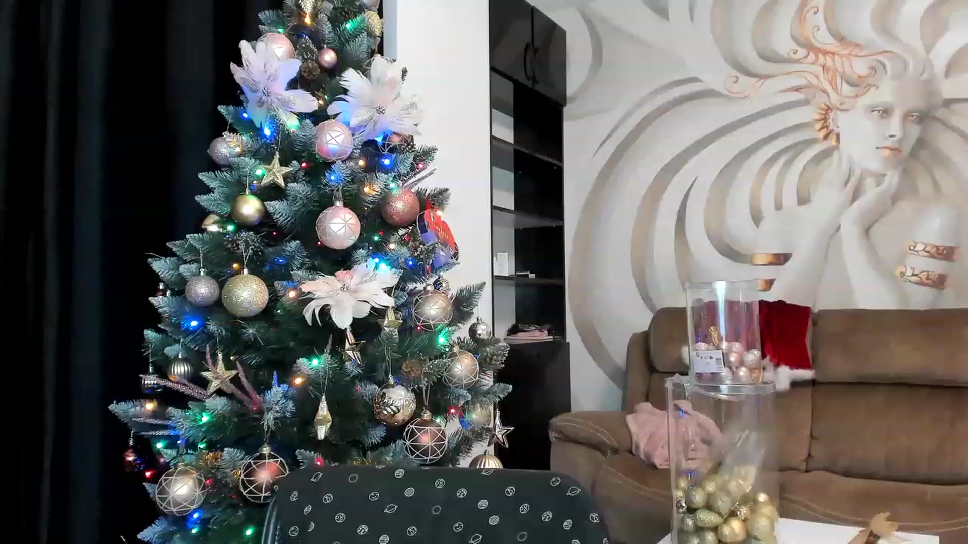 Gallery image thumbnail from HaleySweet18's myfreecams stream on, 12/12/2022, 24:03 image 19 of 20