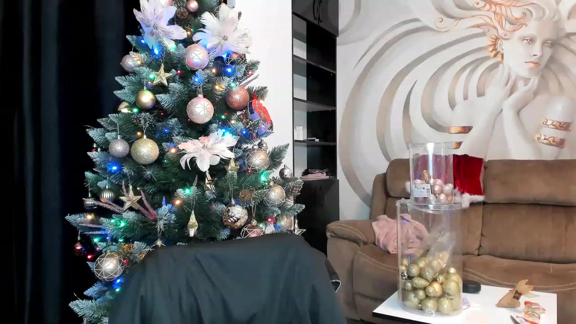 Gallery image thumbnail from HaleySweet18's myfreecams stream on, 12/12/2022, 03:41 image 3 of 20